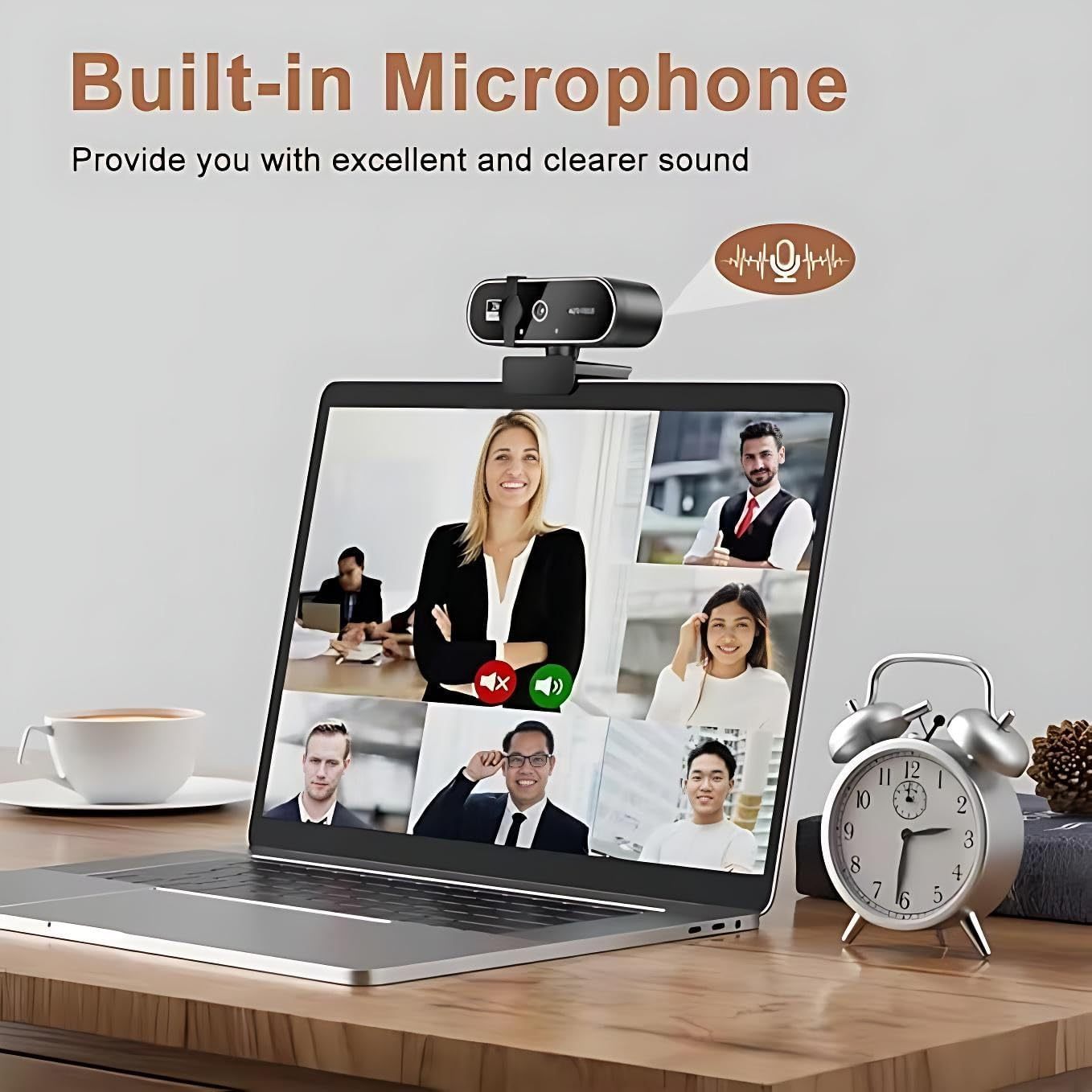 Webcam über Laptop, zeigt ein Videokonferenz-Layout mit vier Personen. Ein Wecker steht daneben.