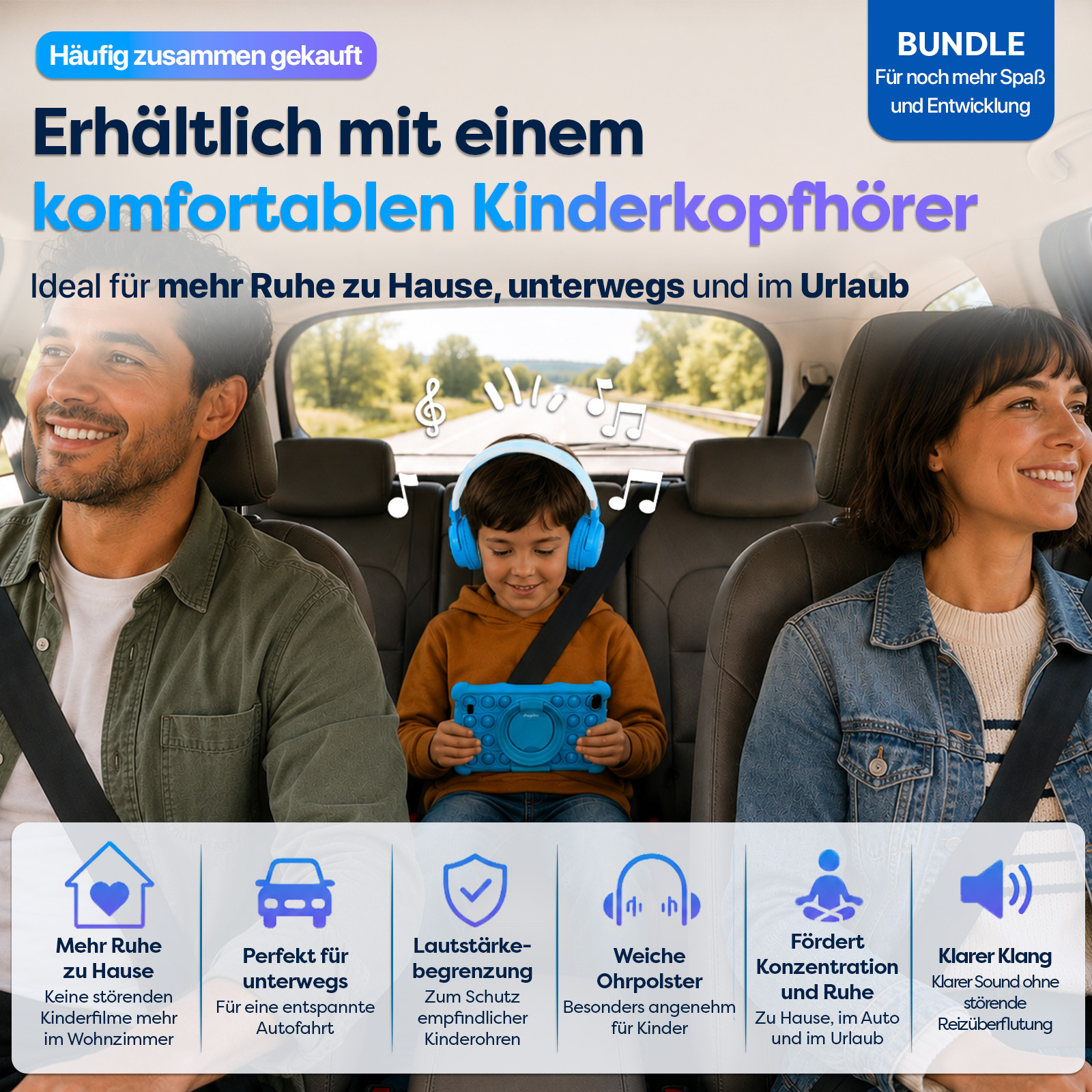 Familie im Auto: Eltern vorne, Kind mit Kopfhörern hinten. Musiknoten schweben.