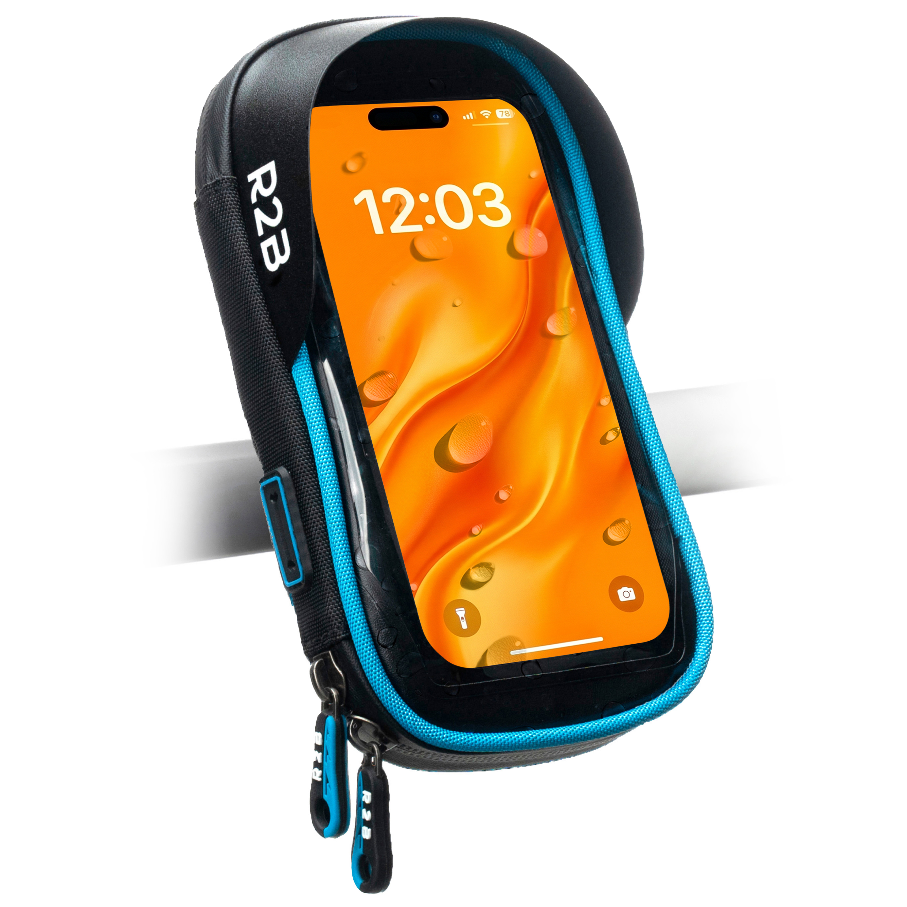 Zwarte fietstas met blauwe rand. Telefoonscherm toont 12:03 met waterdruppels.