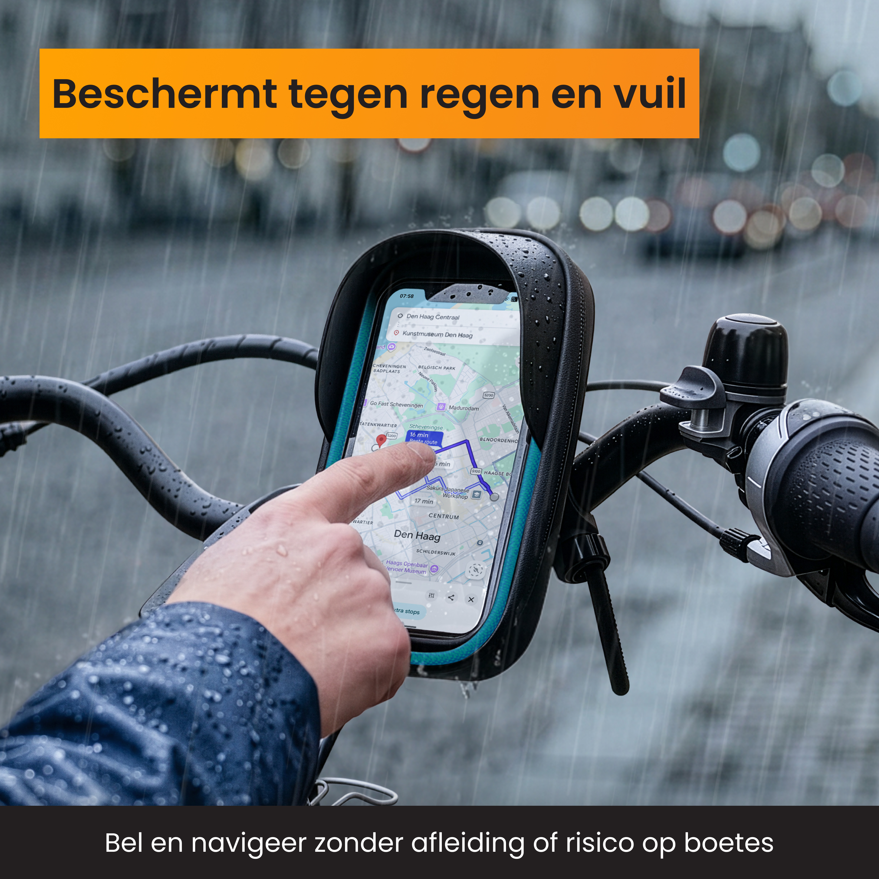 Telefoonhouder op fiets in de regen, toont navigatie-app. Vinger tikt op het scherm.
