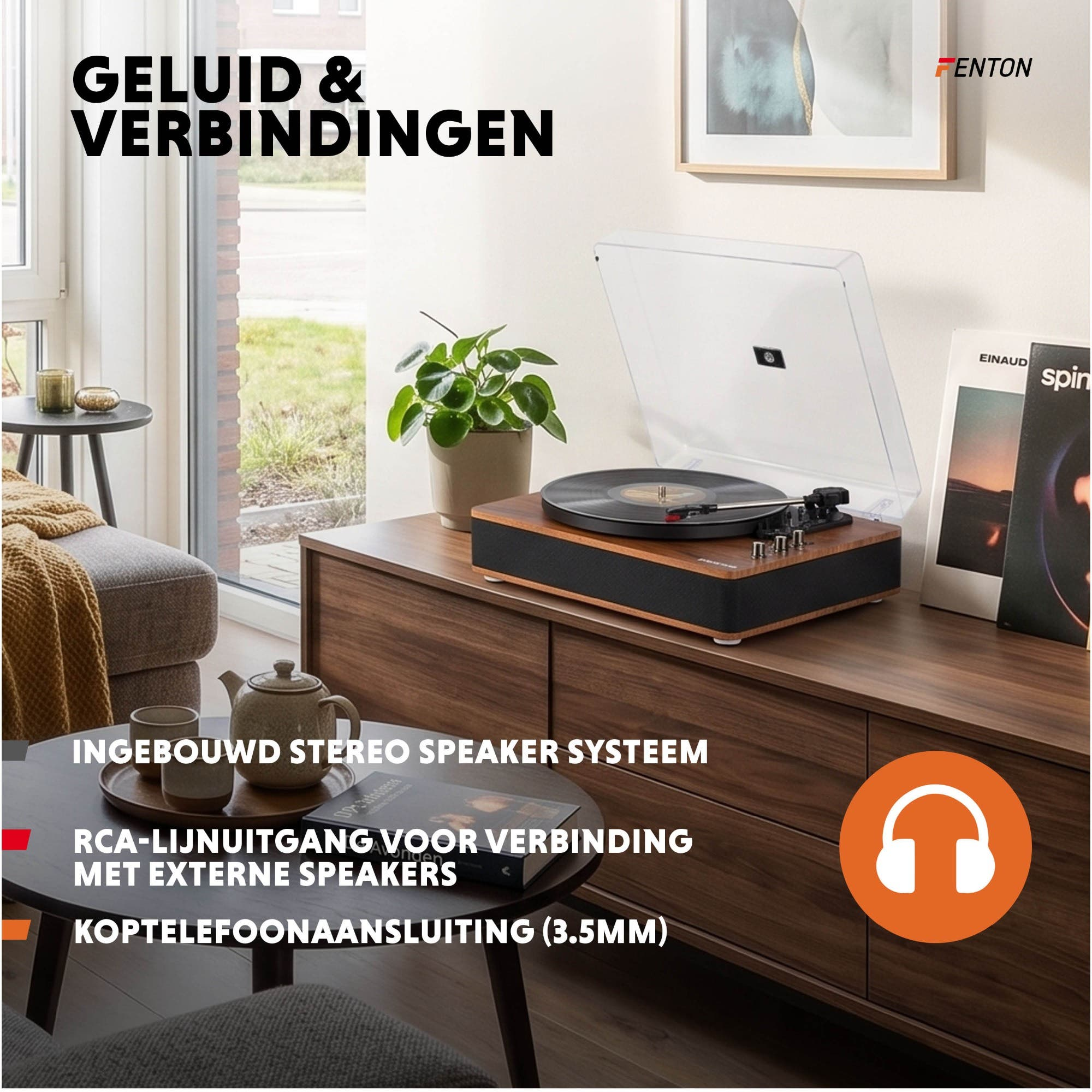 Ein Plattenspieler steht auf einem Holzschrank neben Schallplatten und einer Pflanze.