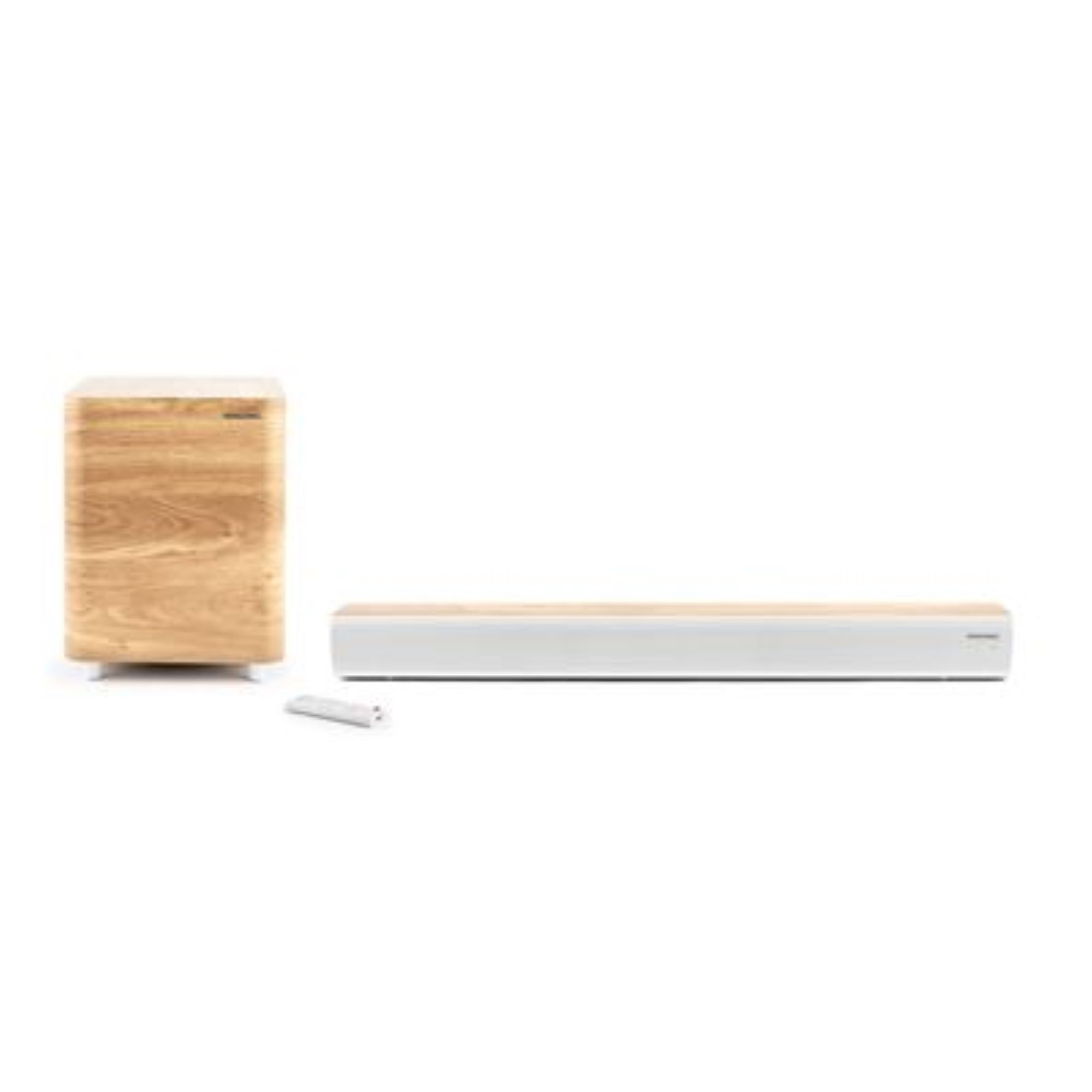 Un subwoofer, una barra de sonido y un mando a distancia sobre fondo blanco.