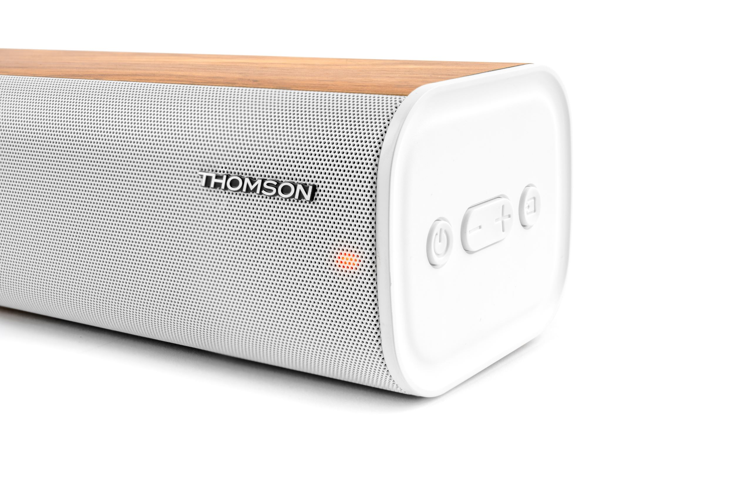 Altavoz blanco con tapa de madera, logo Thomson y LED rojo encendido.