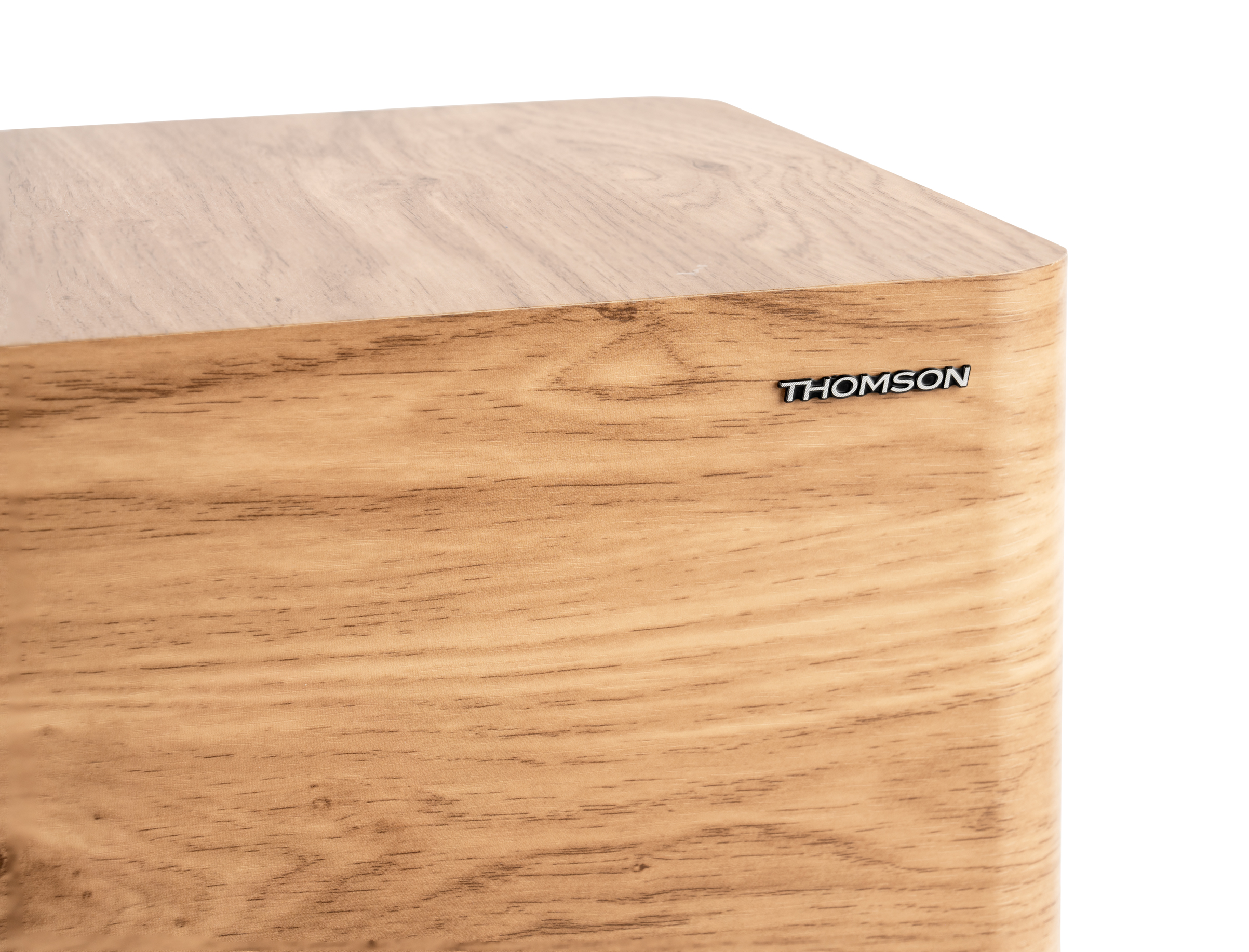 Altavoz de madera con el logo de THOMSON sobre fondo blanco.