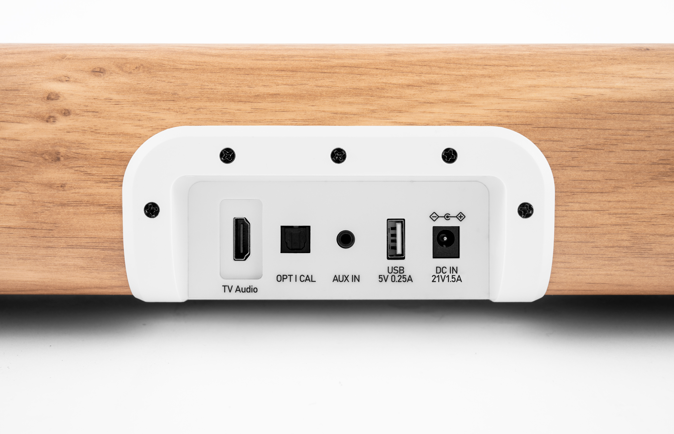 Panel de puertos: HDMI, Óptico, Aux, USB, Entrada CC, sobre superficie de madera.