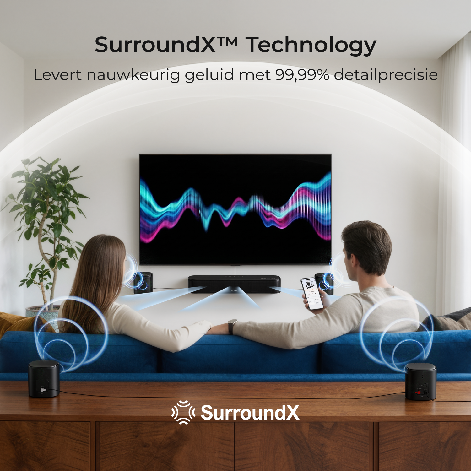 Couple regarde la TV avec des enceintes SurroundX. Ondes bleues indiquent le son.