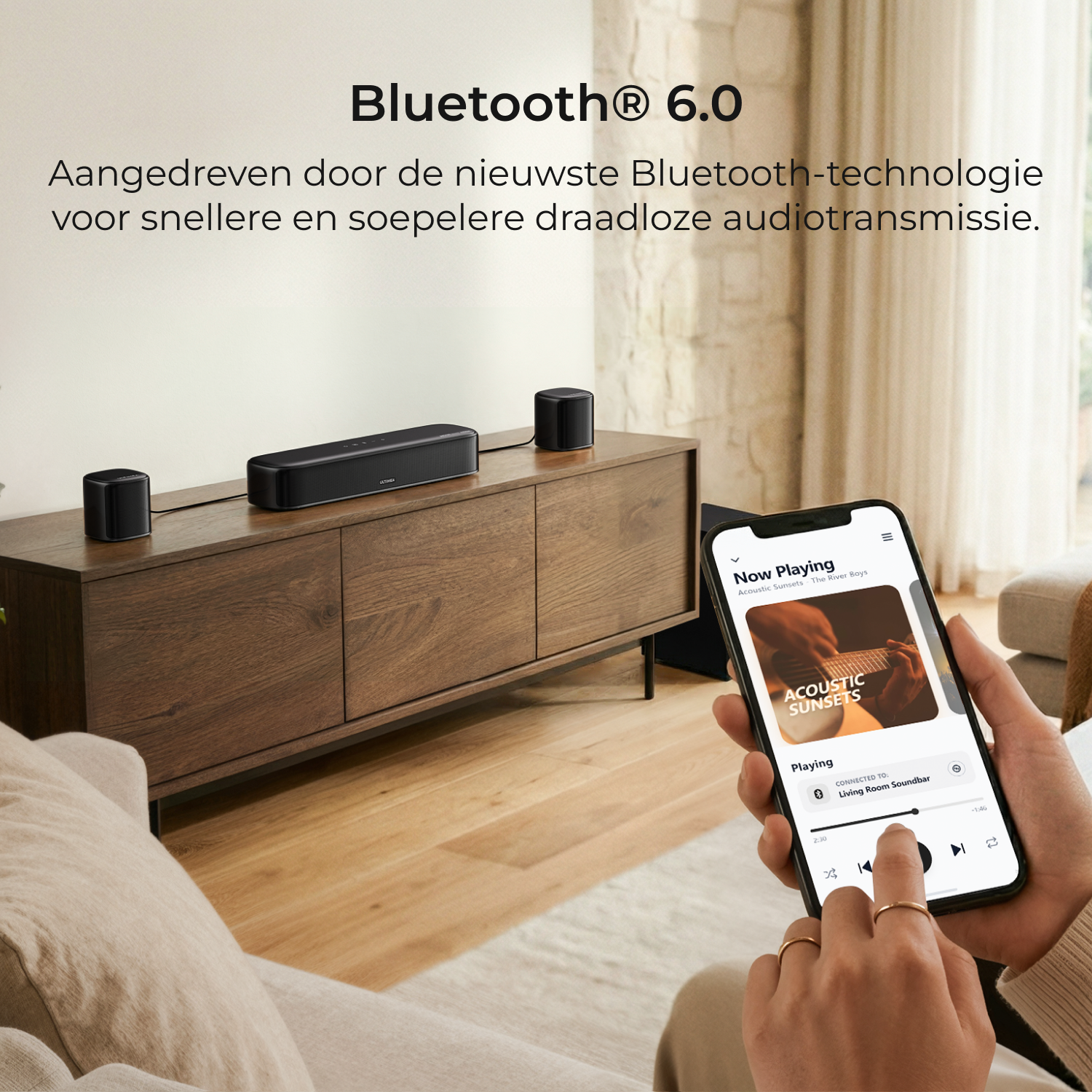 Un smartphone affiche la lecture de musique. Enceintes sur une commode en bois. Texte Bluetooth 6.0.