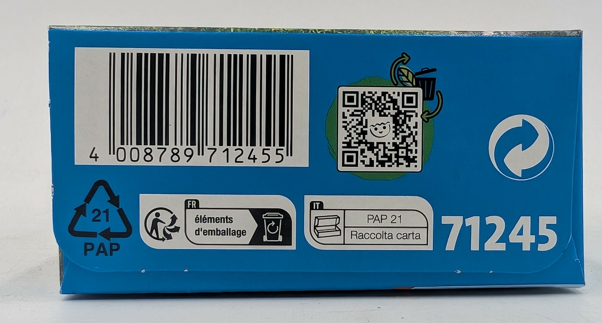 Blauer Karton mit Barcode, QR-Code, Recycling-Symbolen und der Zahl 71245.