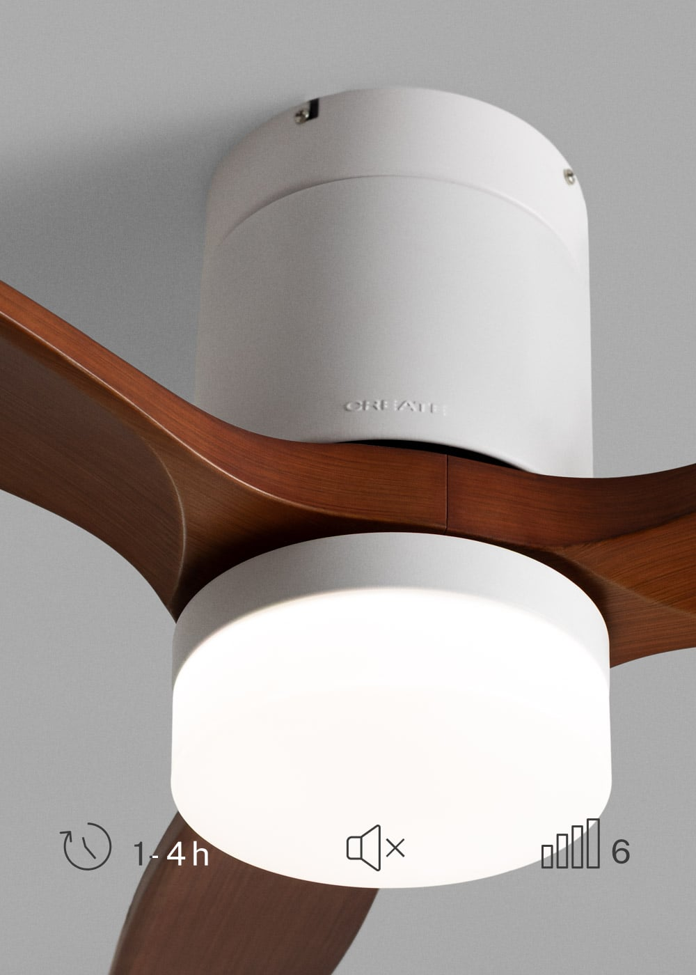 Un ventilador de techo moderno con aspas de madera y luz integrada.