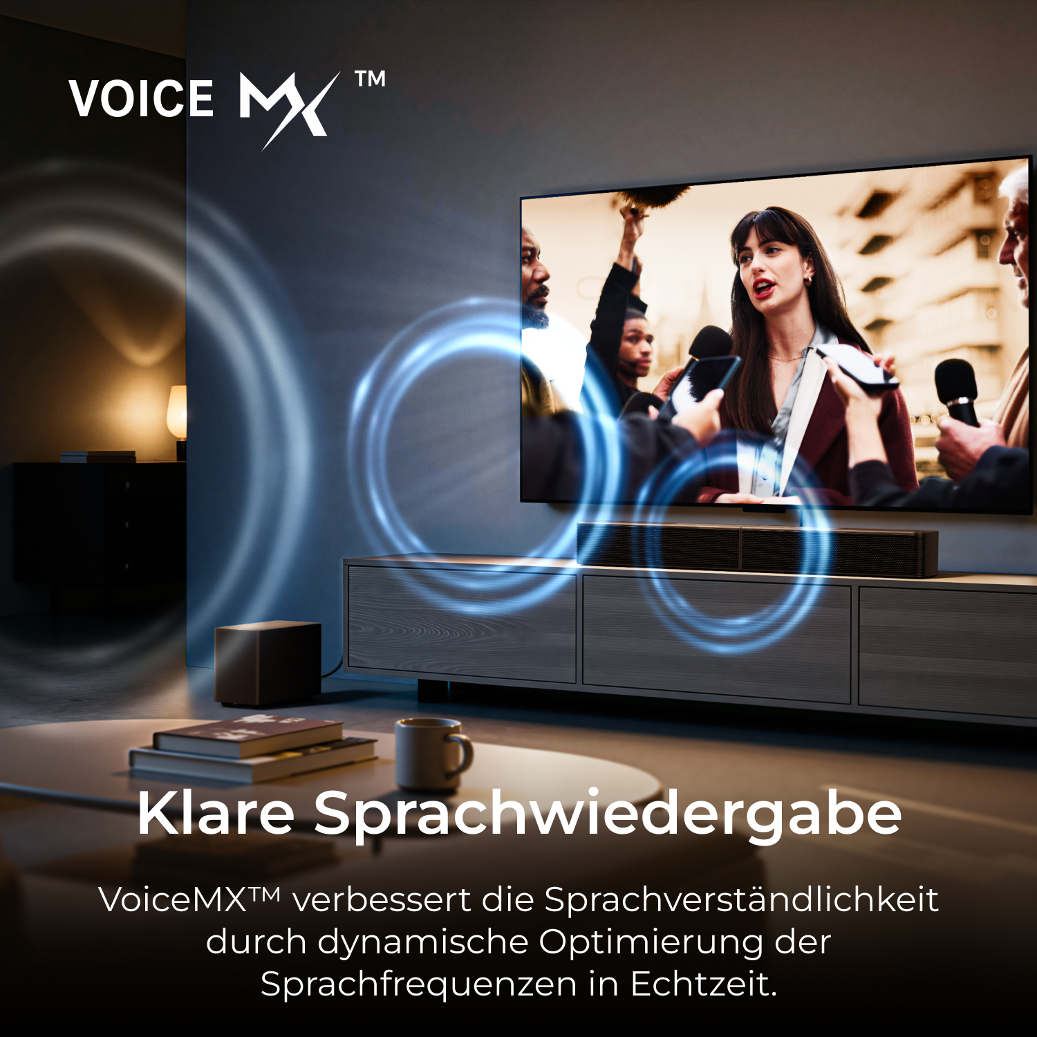 TV-Bildschirm zeigt Frau, die von Mikrofonen umgeben spricht. VoiceMX Logo.