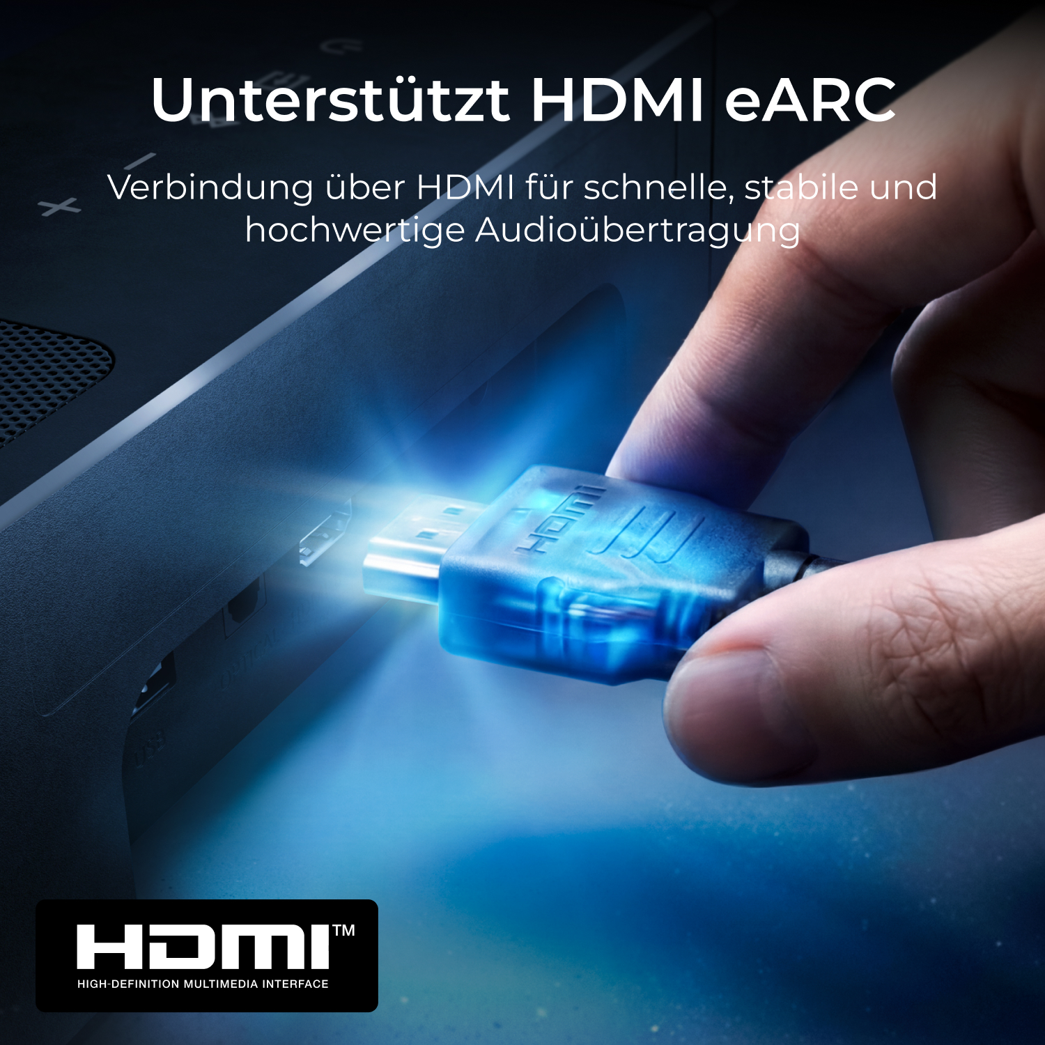 Ein HDMI eARC Kabel wird in einen Anschluss gesteckt. Unterstützt schnelle Audioübertragung.
