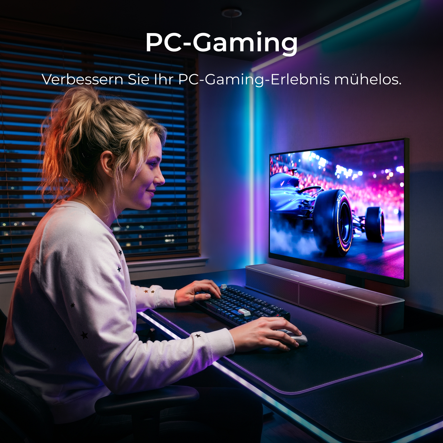 Eine Frau spielt am PC. Ein Rennspiel läuft auf dem Monitor. RGB-Beleuchtung.