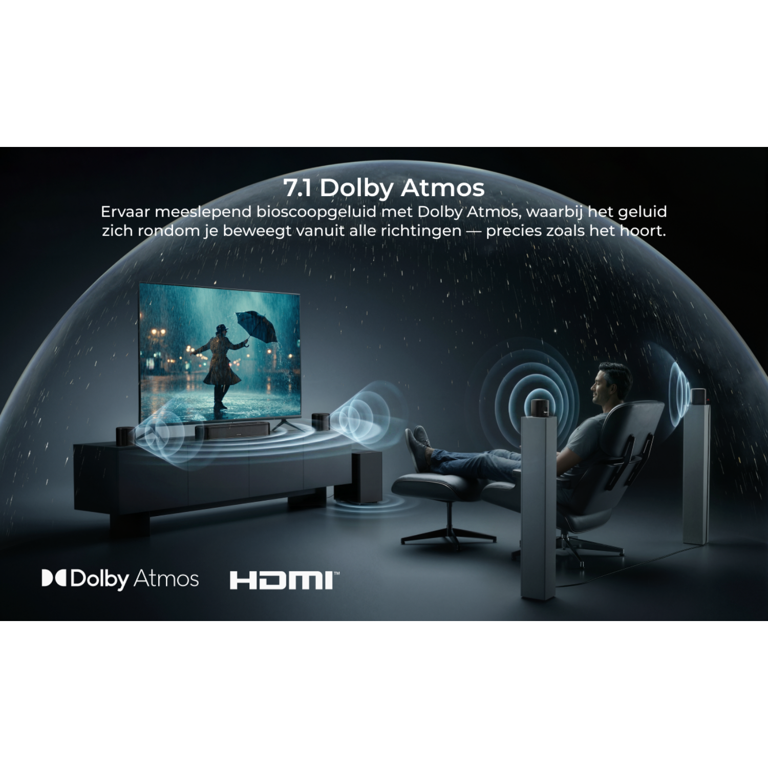 Homme assis dans un fauteuil écoutant le son 7.1 Dolby Atmos d'une TV.