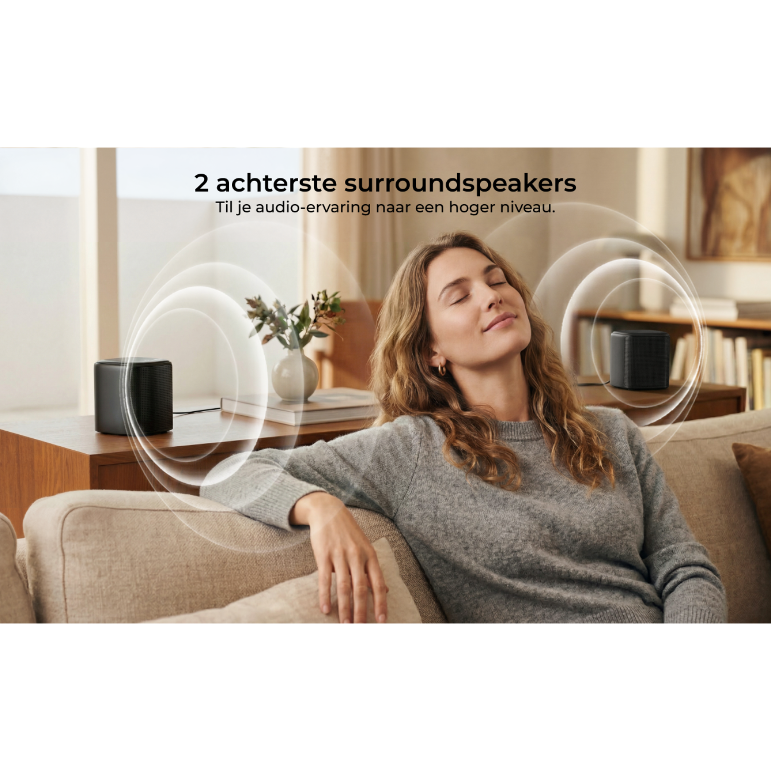 Une femme se détend chez elle, entourée d'ondes sonores émanant d'enceintes.
