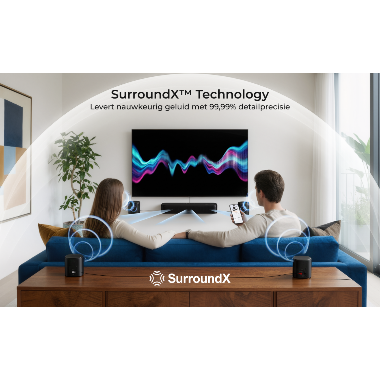 Couple profite de la technologie SurroundX sur le canapé, avec de petits haut-parleurs.