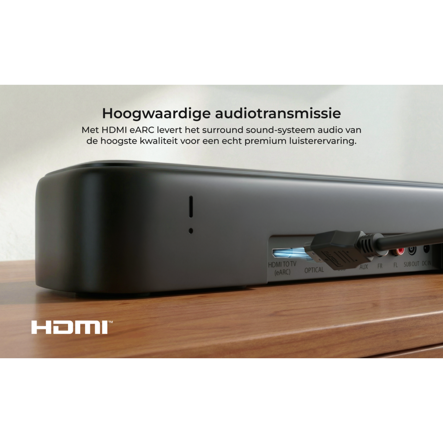Câble HDMI branché à la barre de son, ports visibles.
