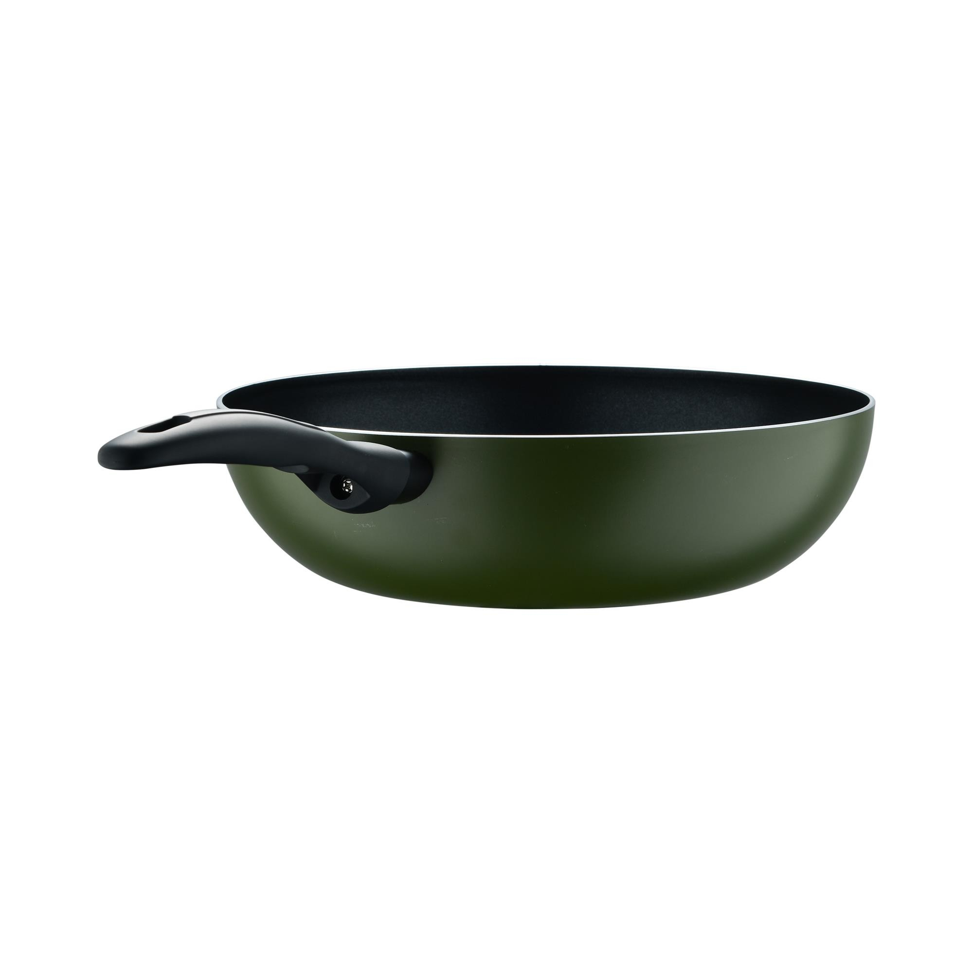 Una sartén verde con mango negro sobre fondo blanco.