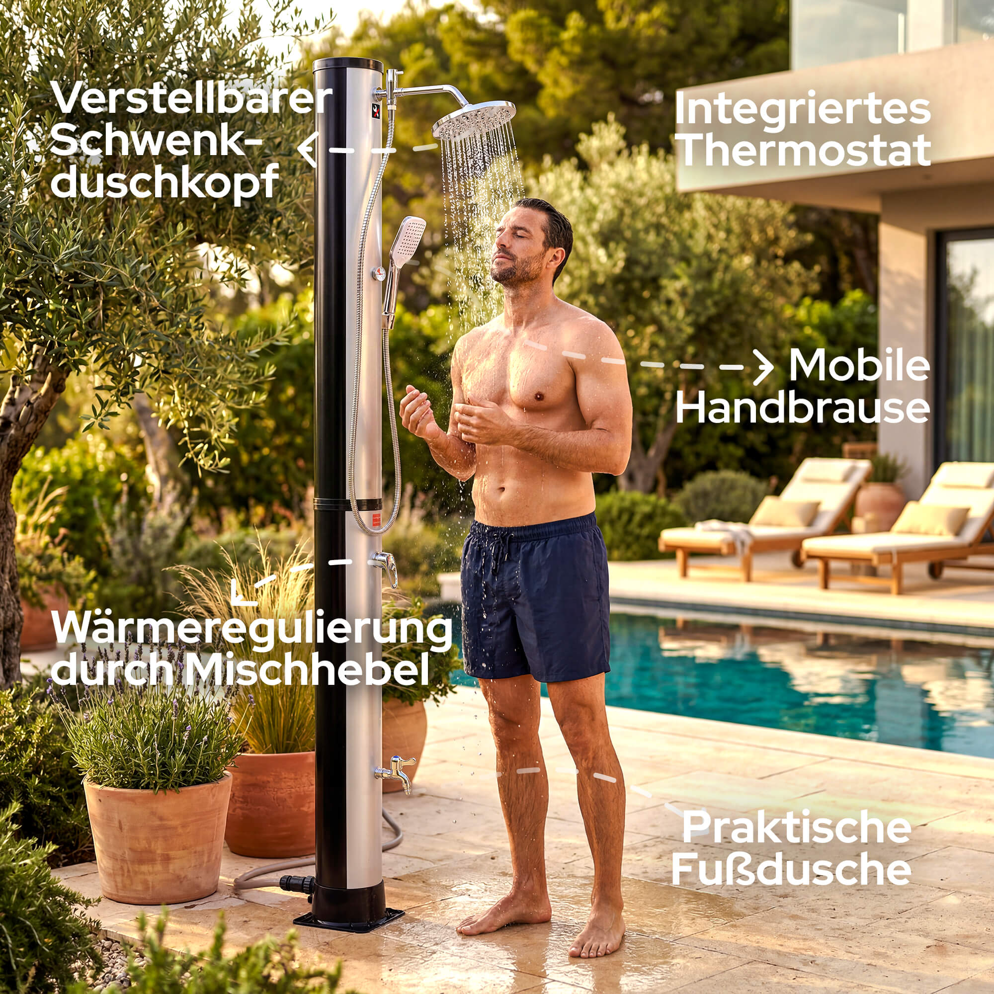 Mann duscht im Freien neben einem Pool. Dusche mit verstellbarem Kopf.