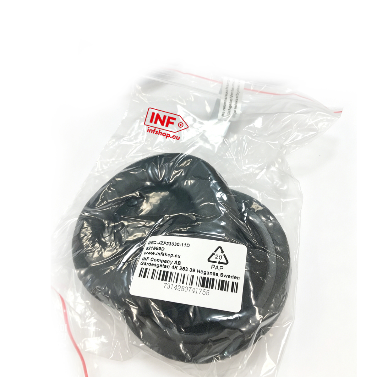 Schwarze Kopfhörerpolster in Plastiktüte mit INF-Logo und Adressetikett.