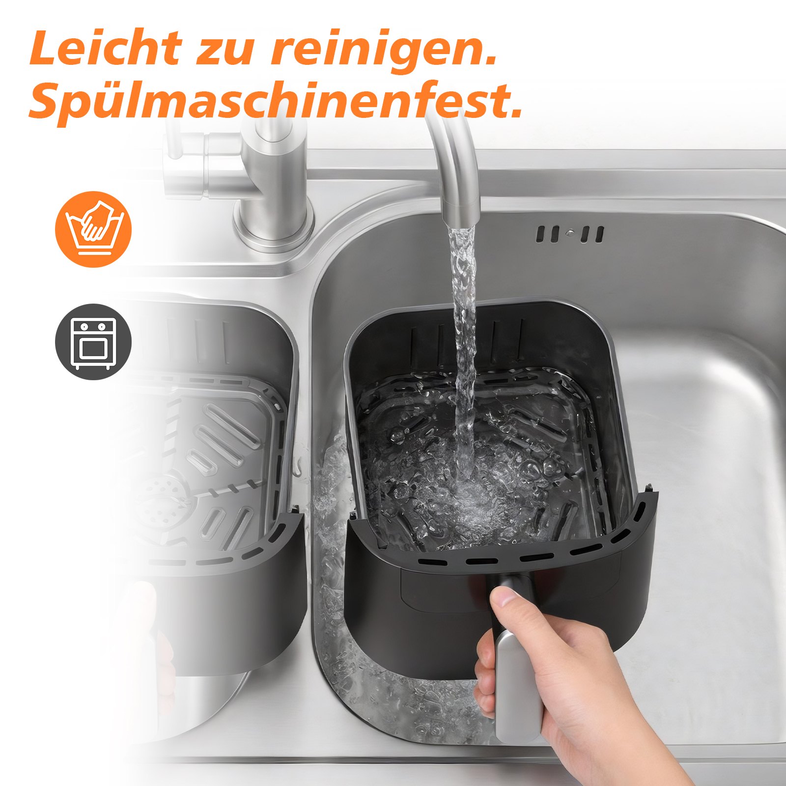 Ein schwarzer Airfryer-Korb wird unter fließendem Wasser in einer Spüle gespült.