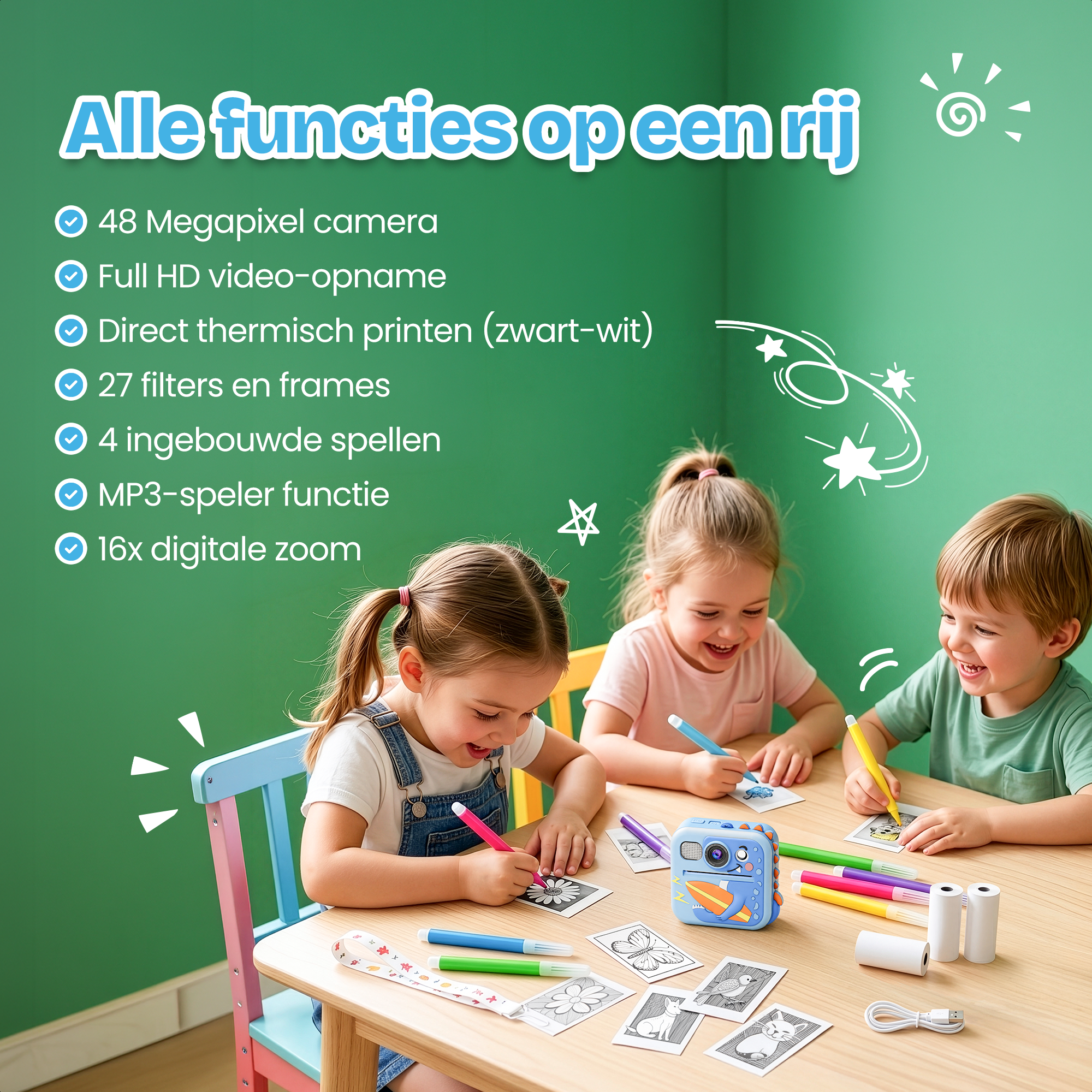 Drie kinderen tekenen aan tafel met pennen en een camera.