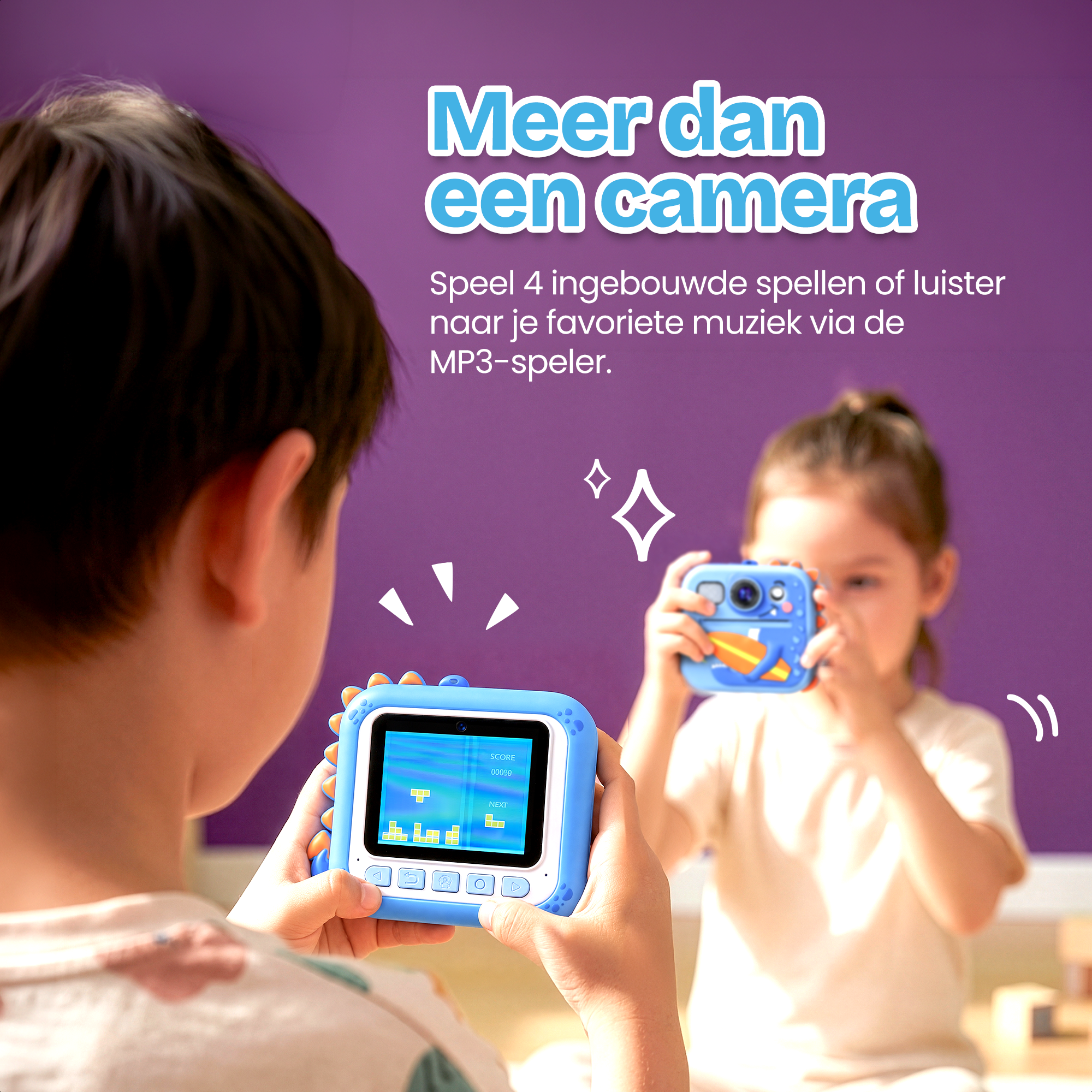 Kinderen spelen met blauwe camera's op paarse achtergrond. Meer dan camera.