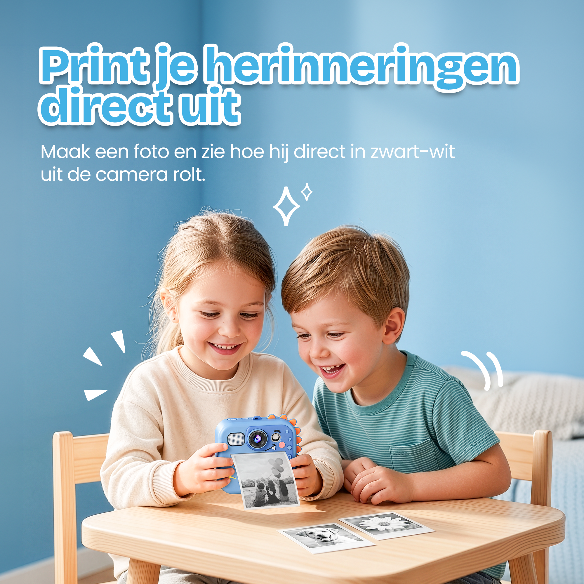 Twee kinderen met een blauwe camera printen foto's.