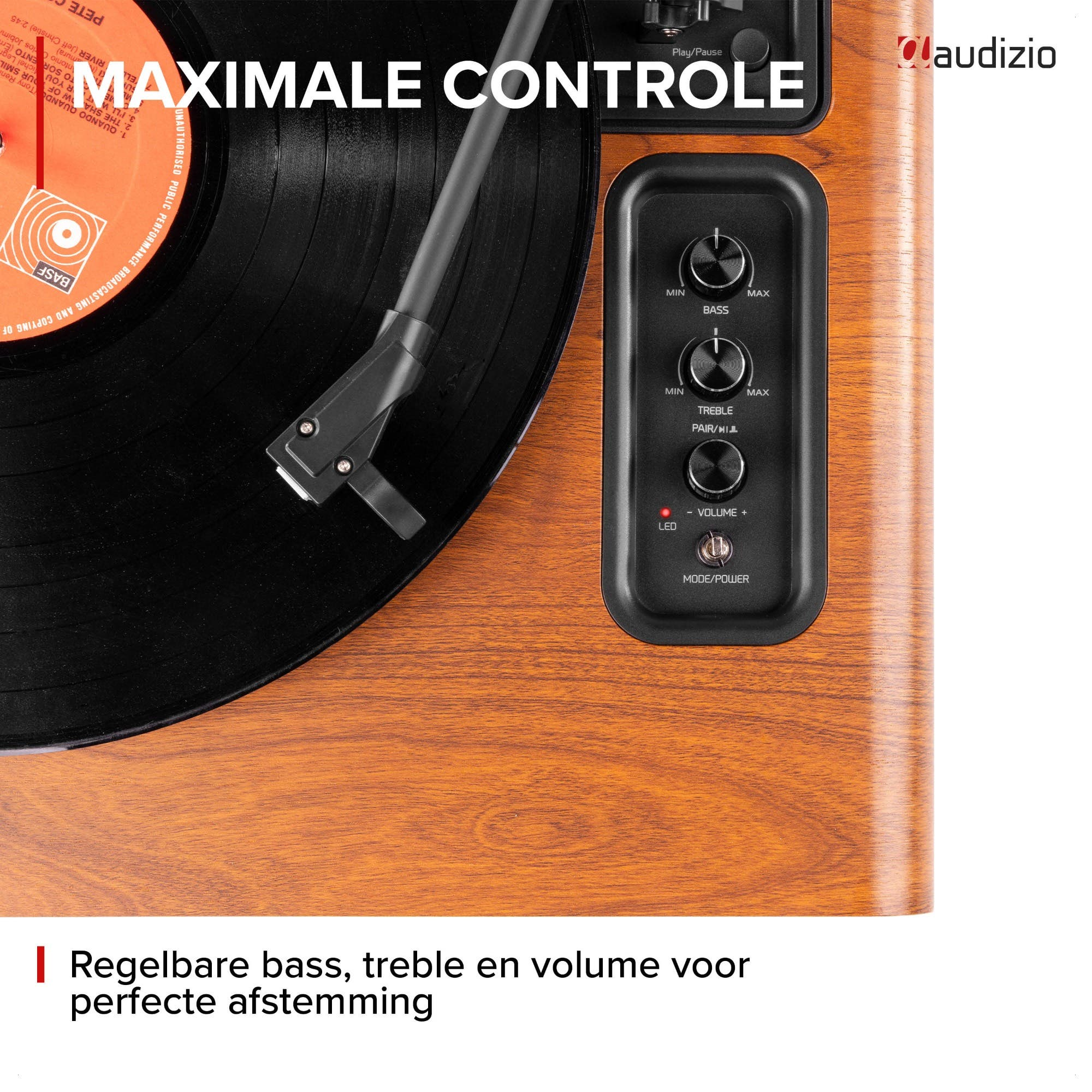 Tocadiscos de madera con disco de vinilo y perillas de control.