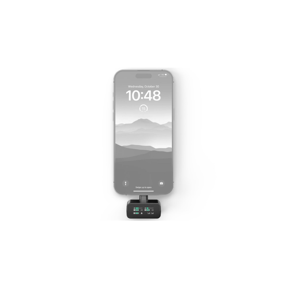 Smartfon z zablokowanym ekranem i podłączonym czarnym urządzeniem audio.