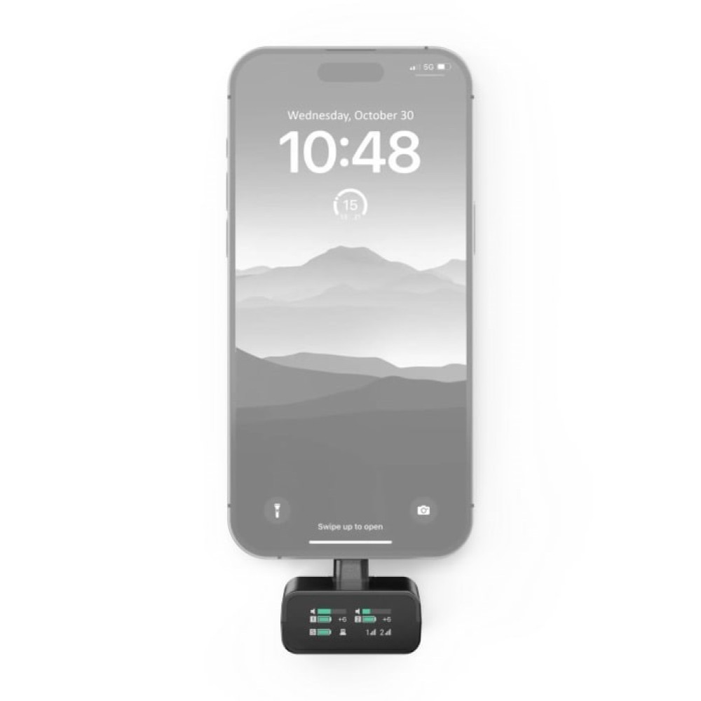 Smartfon z akcesorium ładowania podłączonym do portu ładowania.