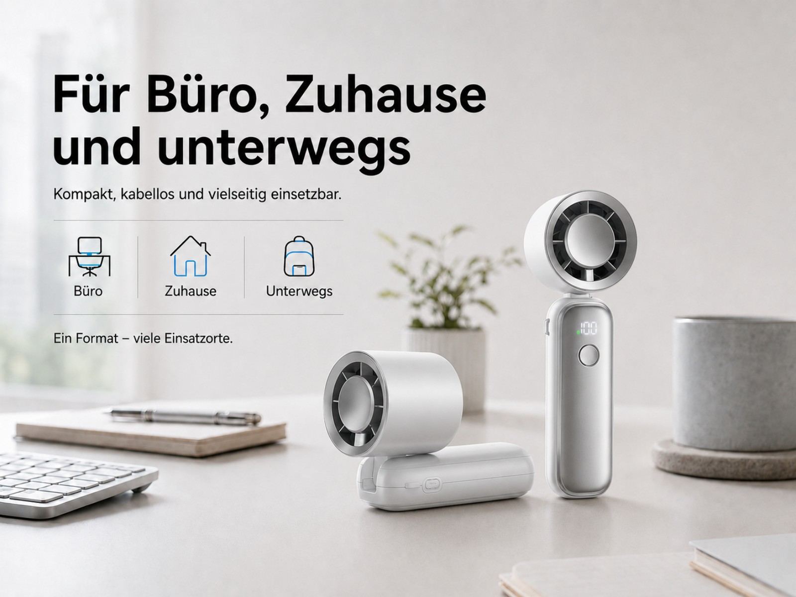 Zwei weiße Ventilatoren auf einem Schreibtisch mit Notizbuch und Tastatur.