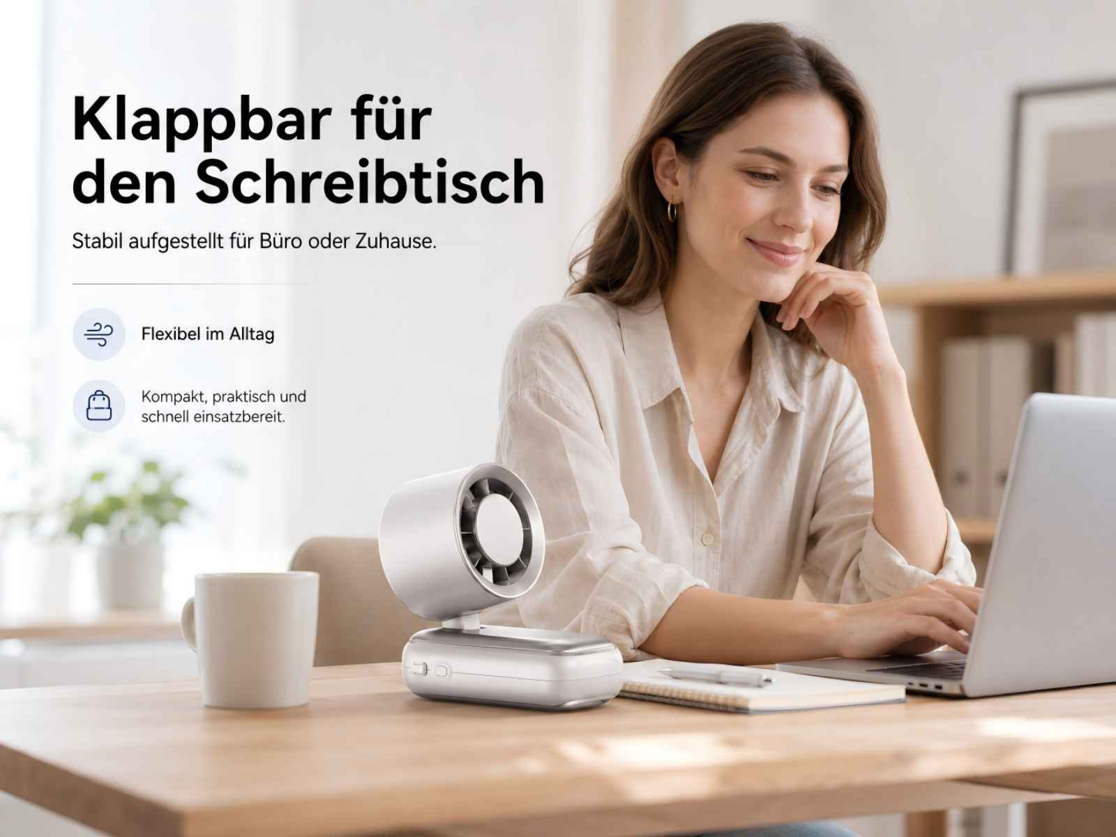 Frau am Schreibtisch mit einem kleinen Ventilator und Laptop.