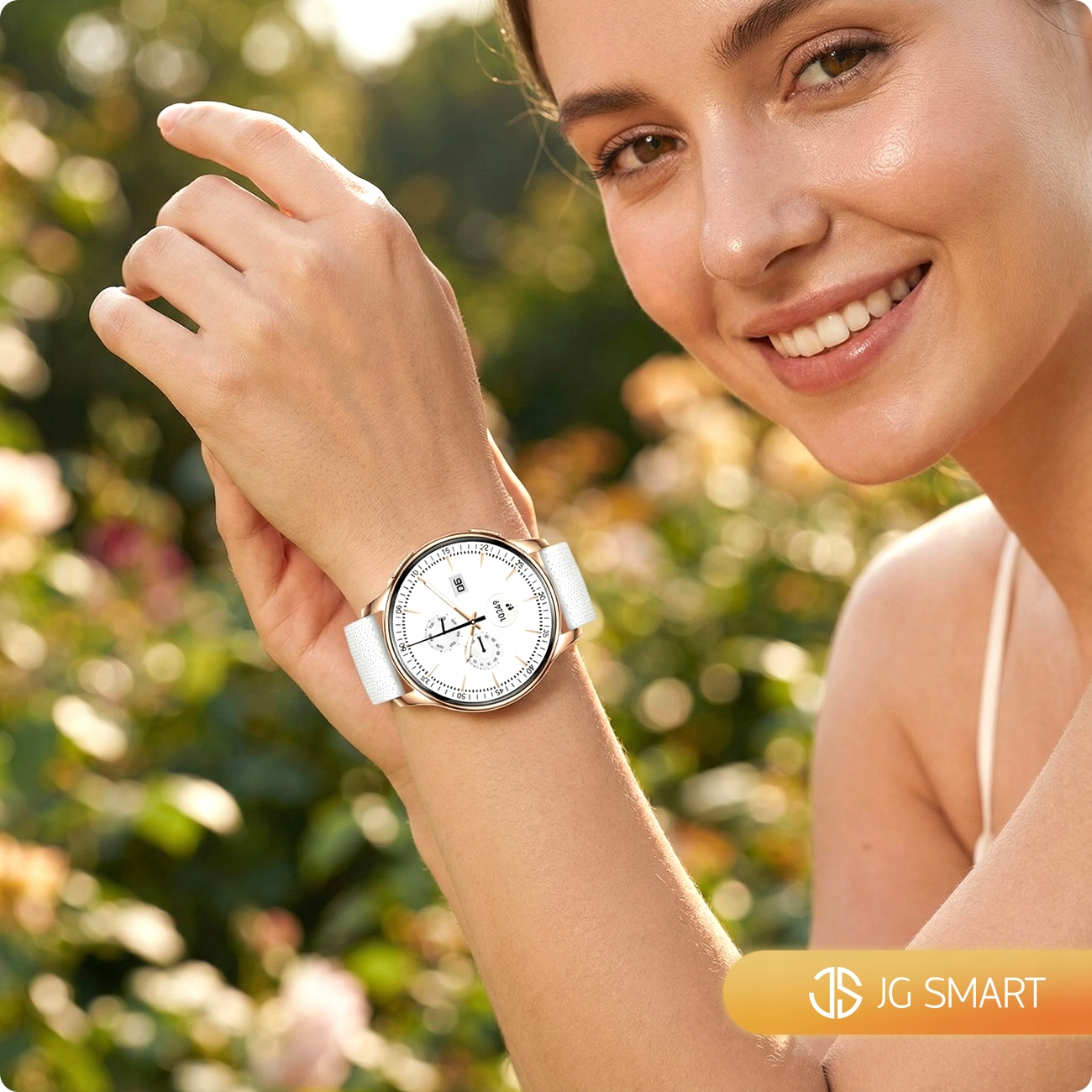 Kobieta w białym smartwatchu uśmiecha się na zewnątrz, rozmyty ogród z tyłu.