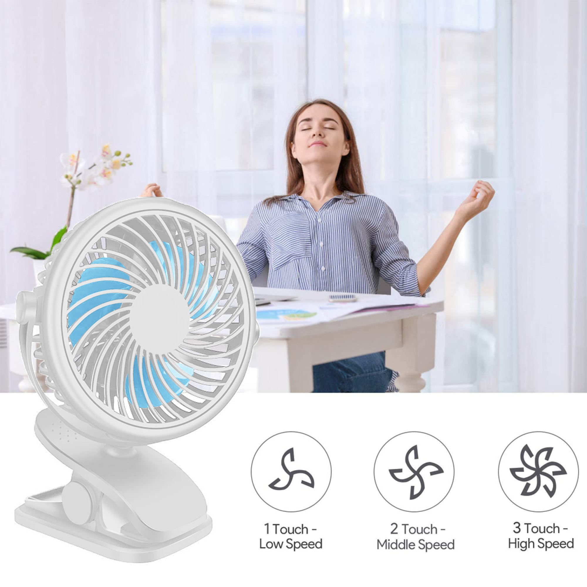 Ein weißer Klemmventilator mit blauen Rotorblättern steht vor einer Frau, die entspannt sitzt.