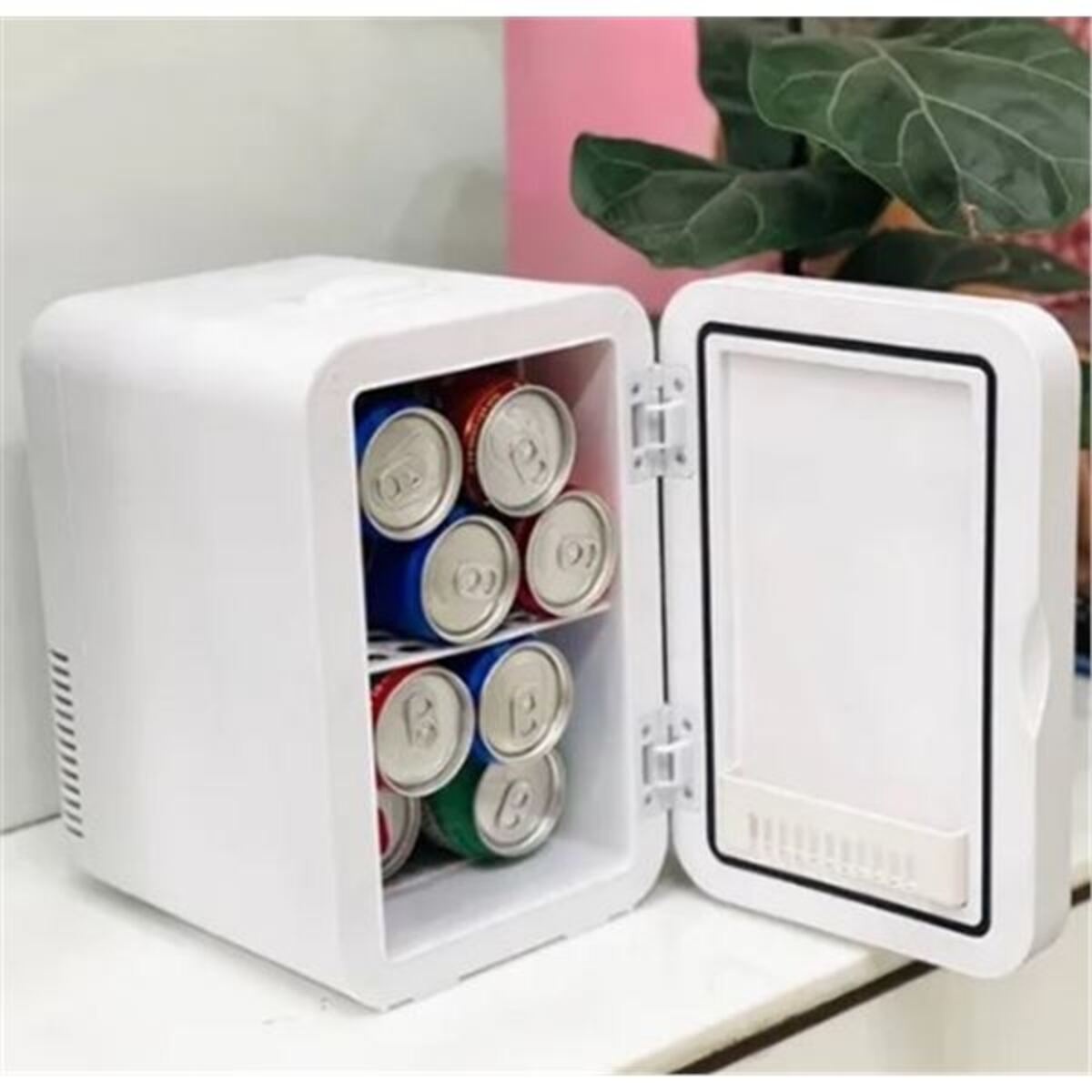 Un mini-nevera blanco con la puerta abierta, lleno de latas rojas, azules y verdes.