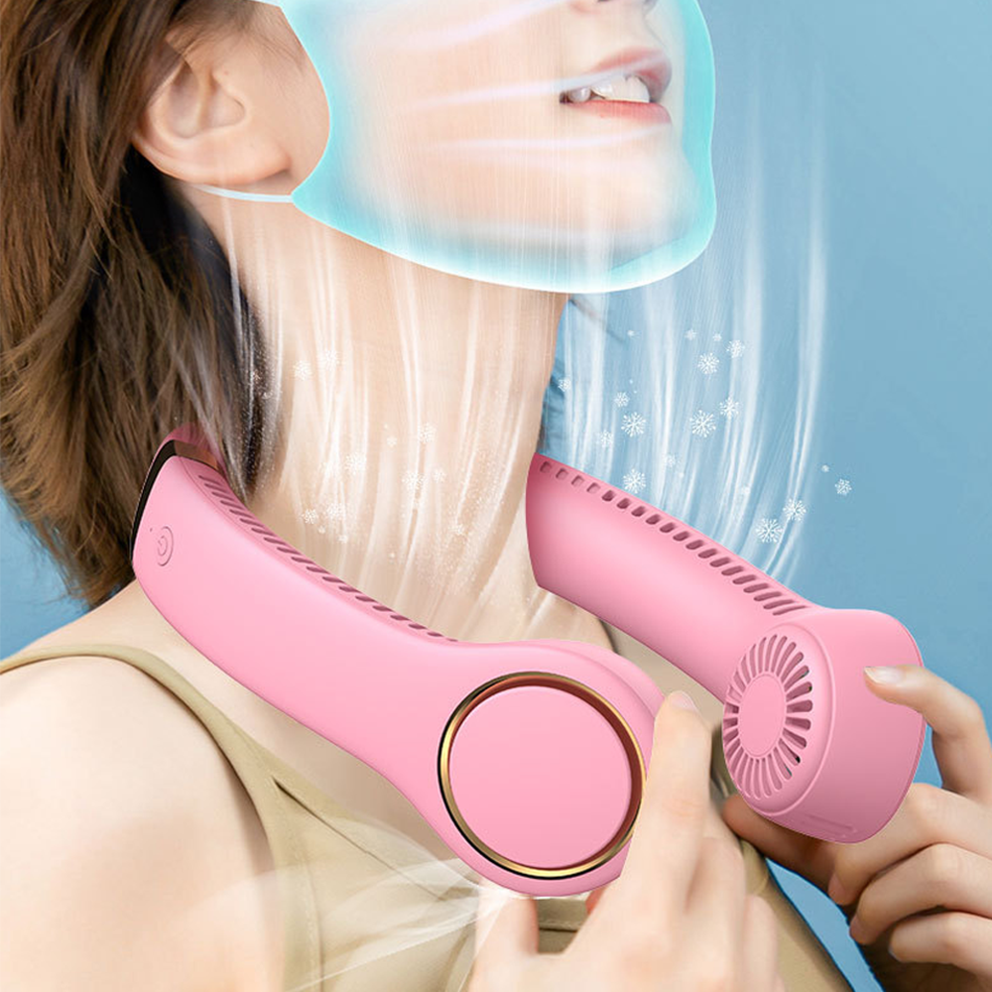 Pinker Nackenventilator an einer Frau mit Maske. Luft weht kühl.
