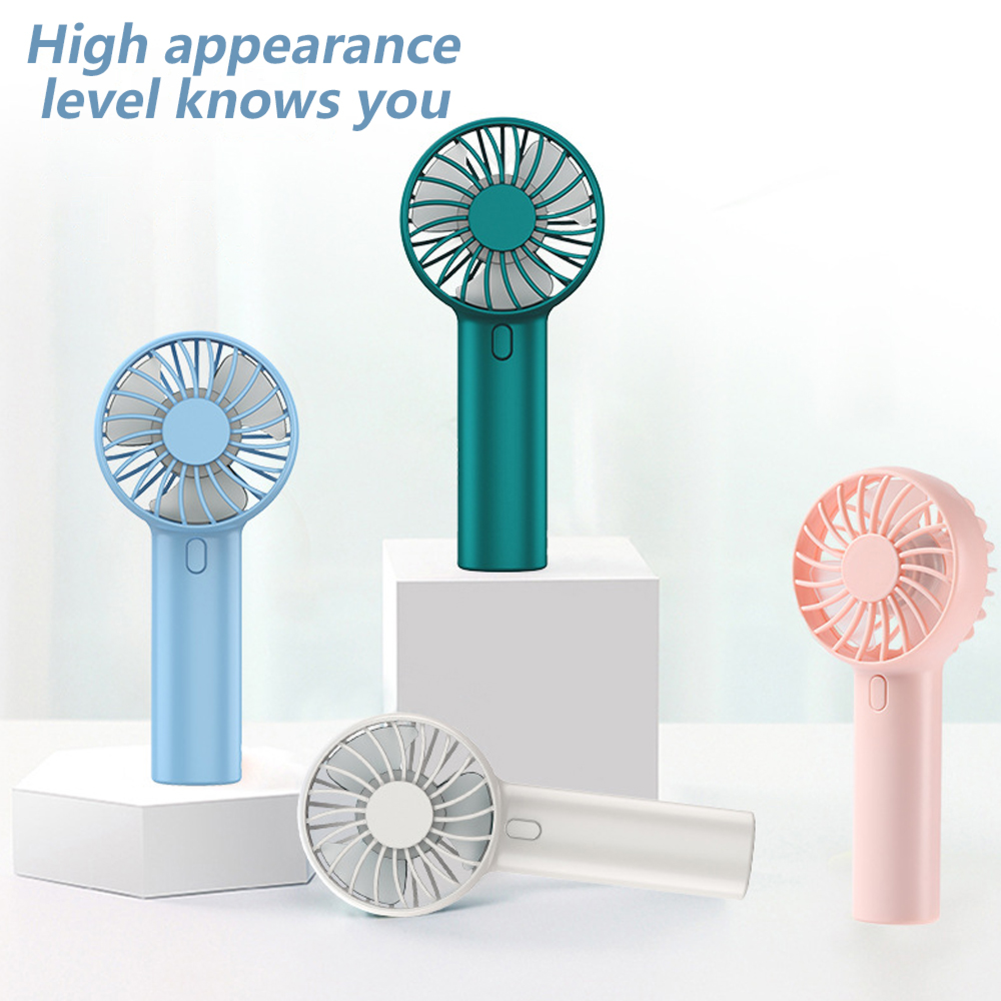 Vier tragbare Ventilatoren in Blau, Grün, Rosa und Weiß auf einem weißen Podest.