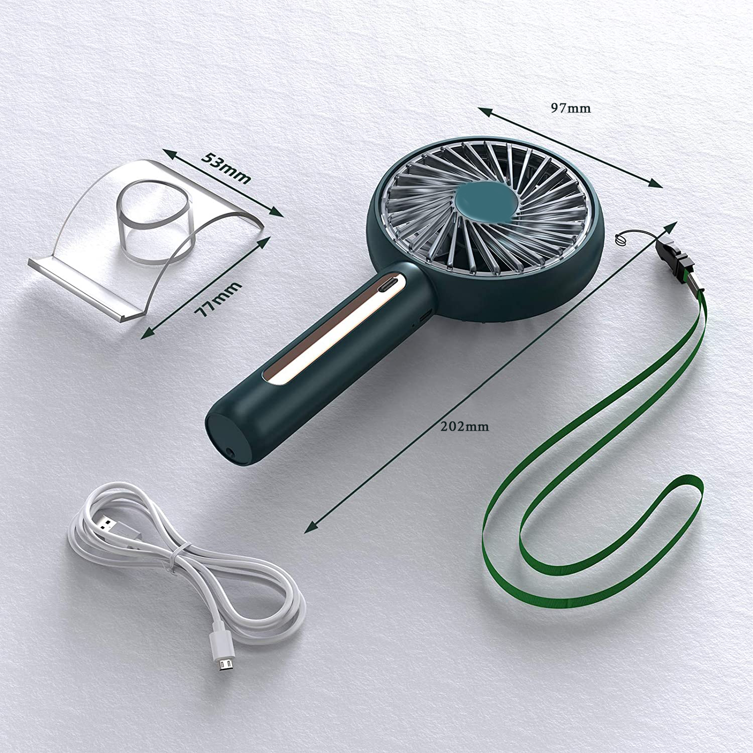 Dunkelgrüner Handventilator mit Lanyard, USB-Kabel und Halterung. Maße sind angegeben.