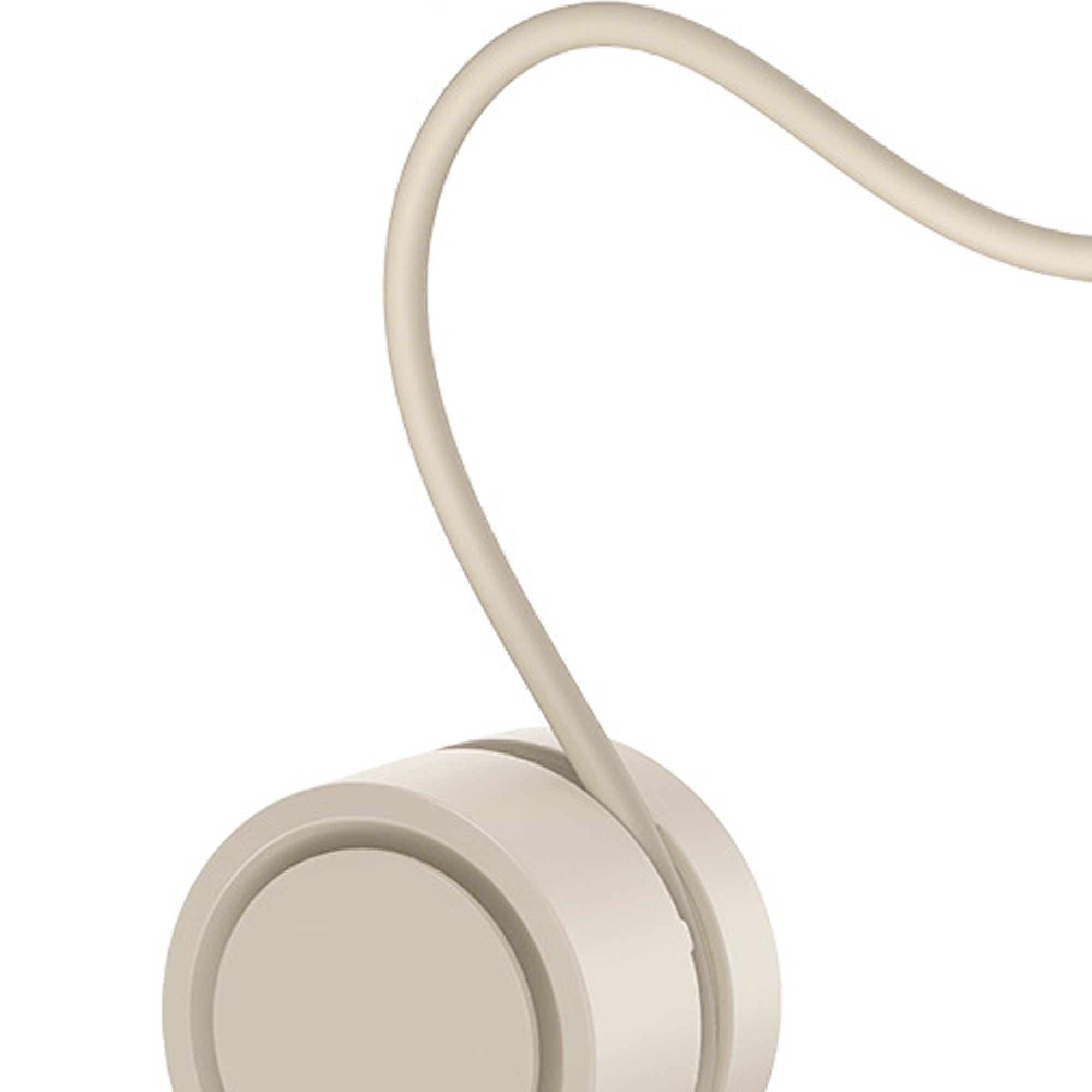 Ein beigefarbener Kabel wird um einen runden, beigefarbenen Gegenstand gewickelt.