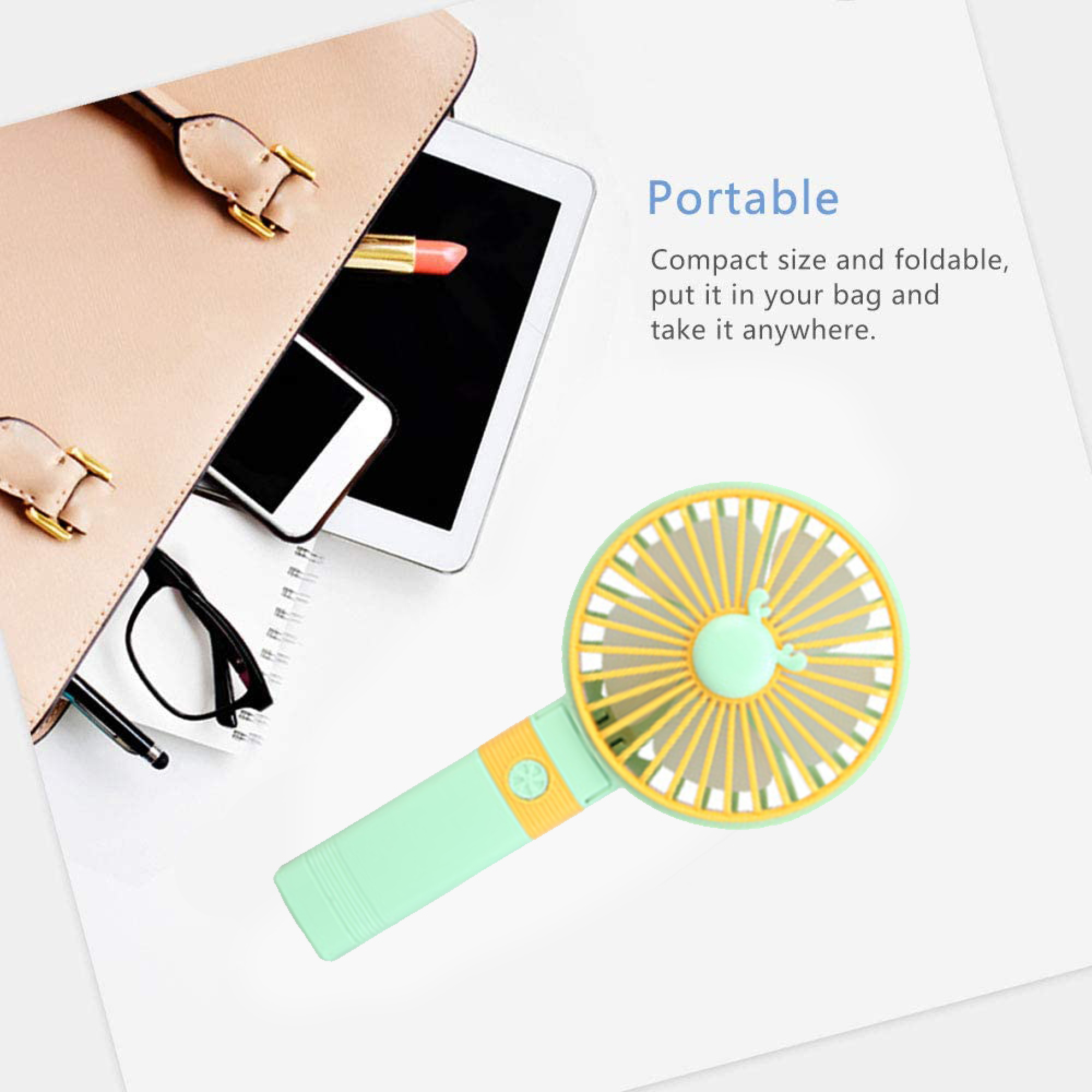 Ein mintgrüner Ventilator, Lippenstift, Brille und Tablet in einer Tasche.