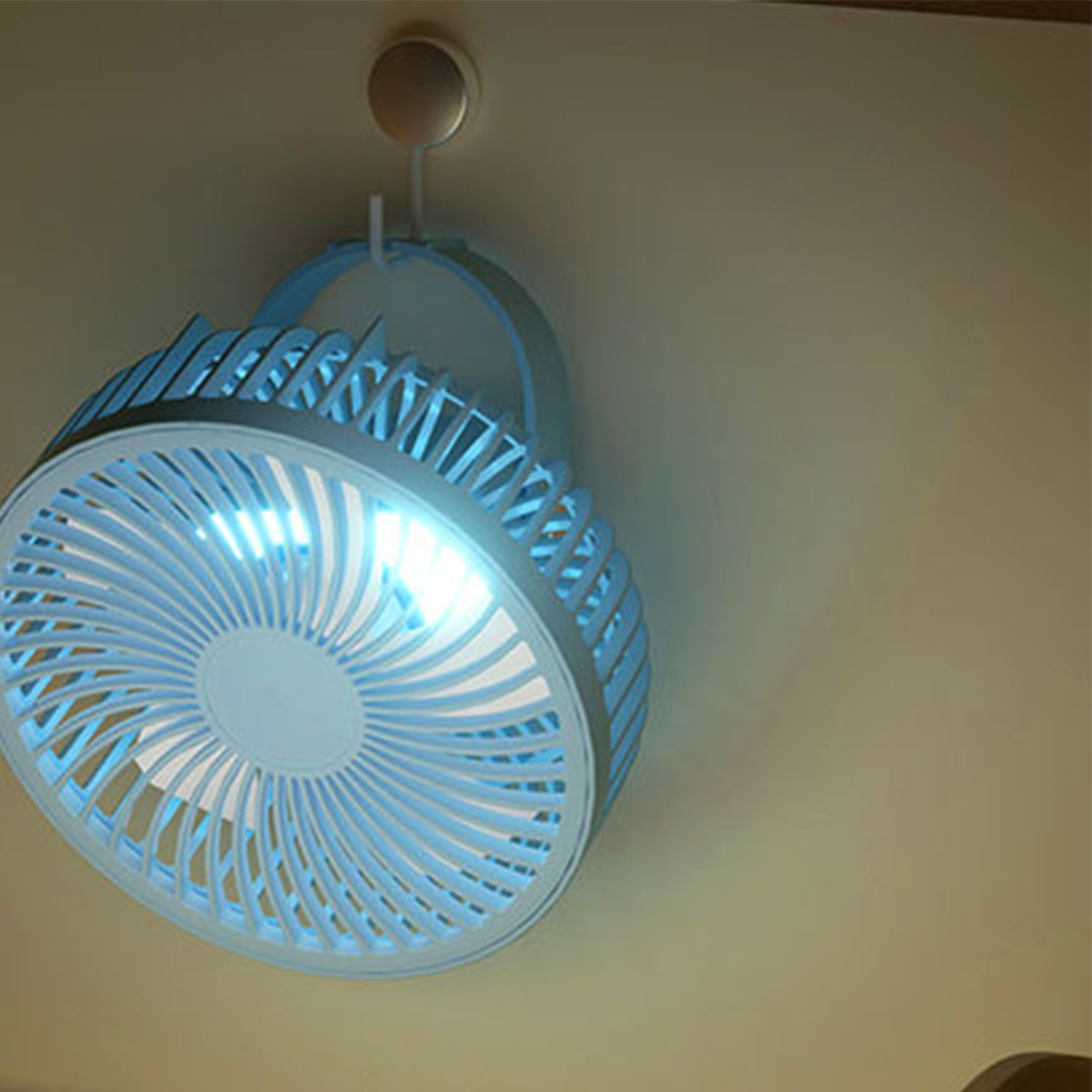 Eine weiße Deckenleuchte mit blauem Licht leuchtet.