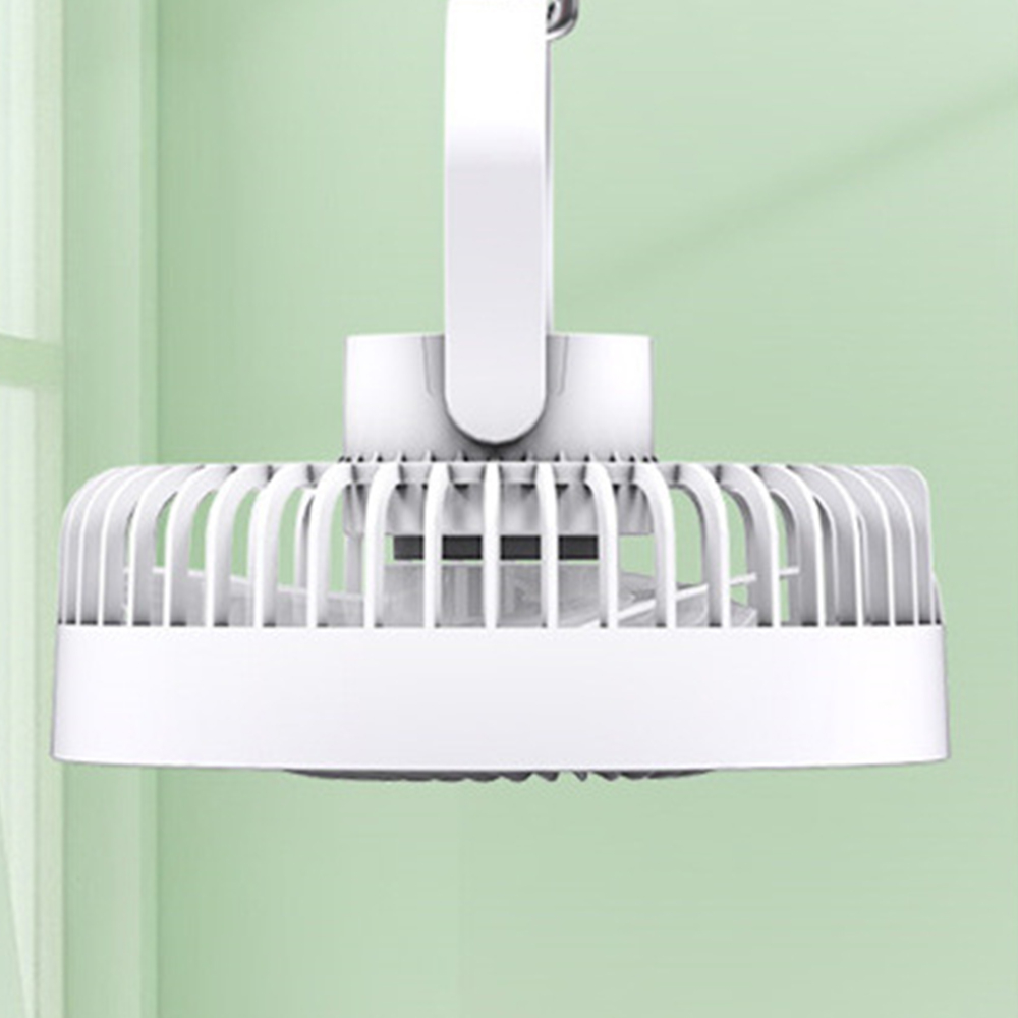 Ein weißer Hängeventilator mit gerippter Abdeckung ist vor einem hellgrünen Hintergrund abgebildet.