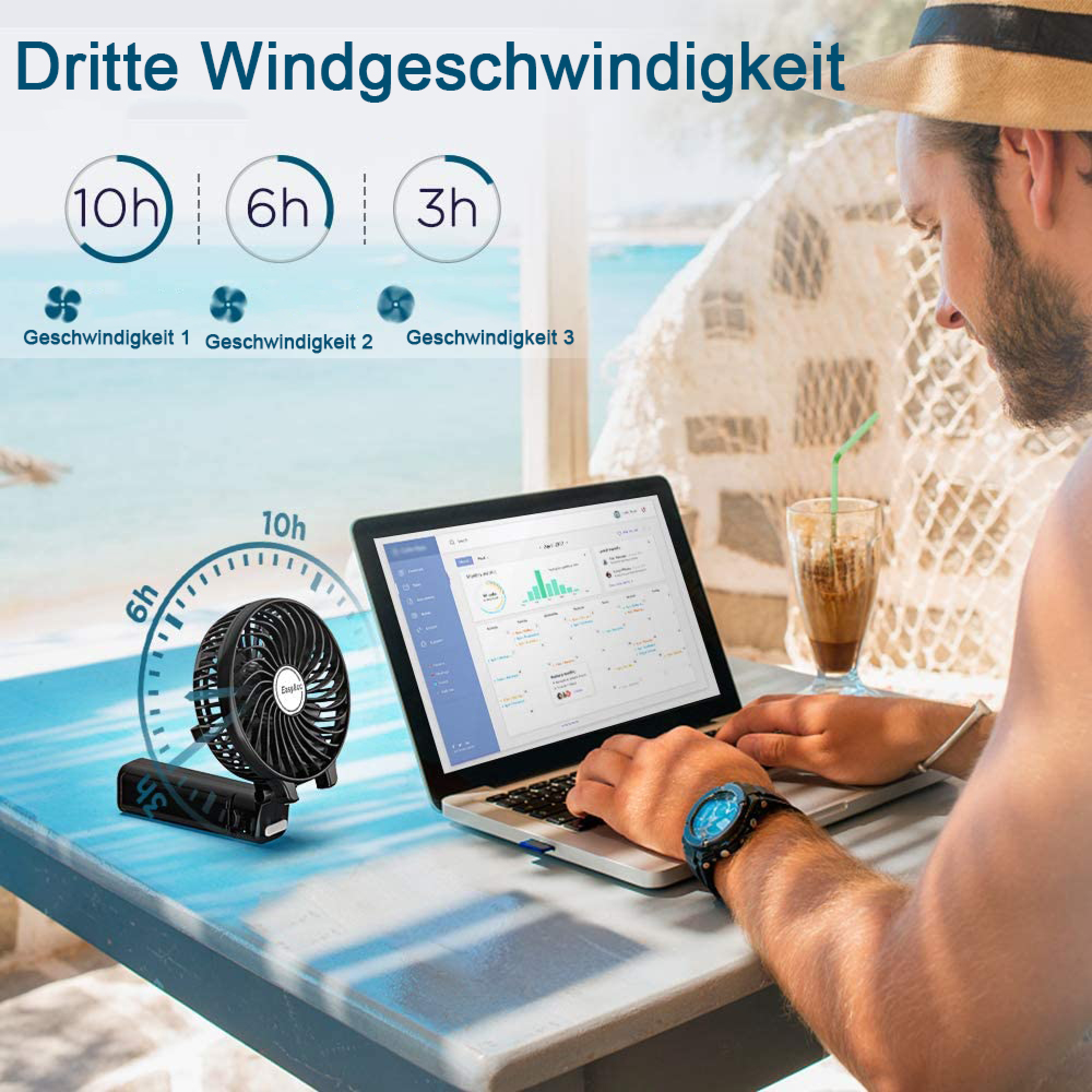 Ein Mann auf einem Tisch mit Laptop, Ventilator und Getränk.