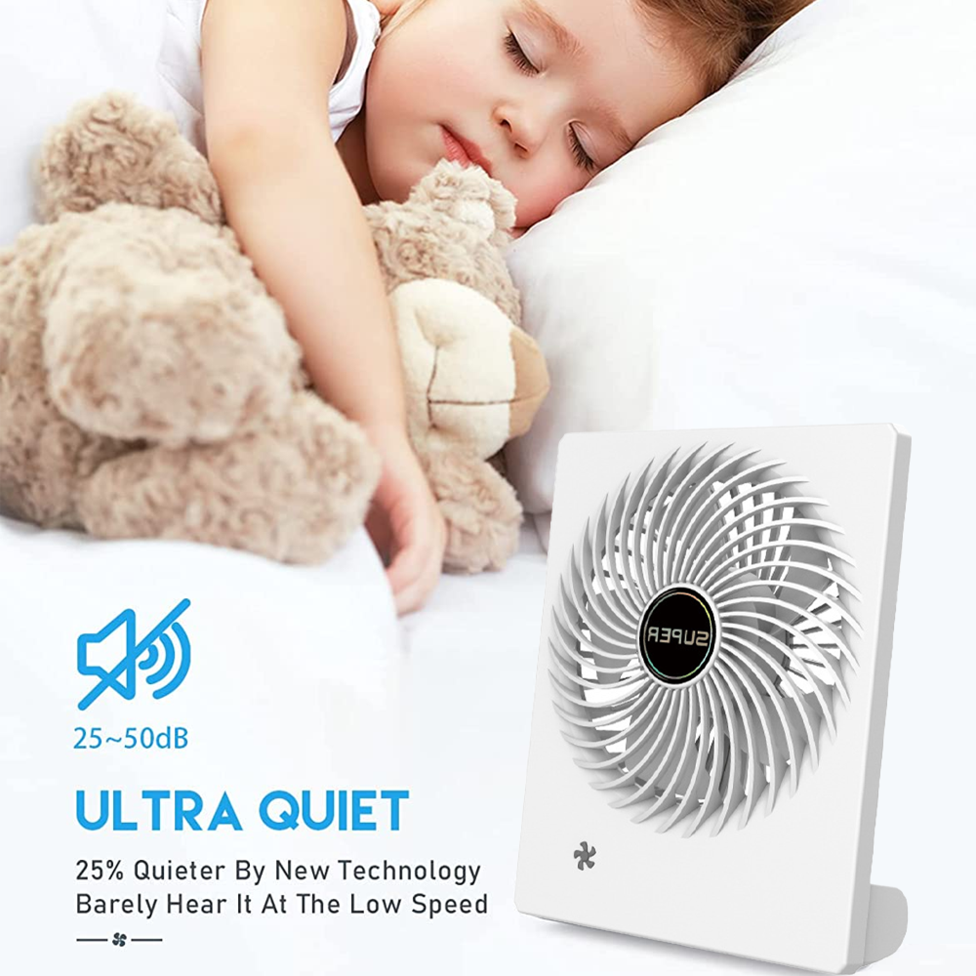 Ein Kind schläft mit einem Teddy; ein leiser Ventilator ist daneben.