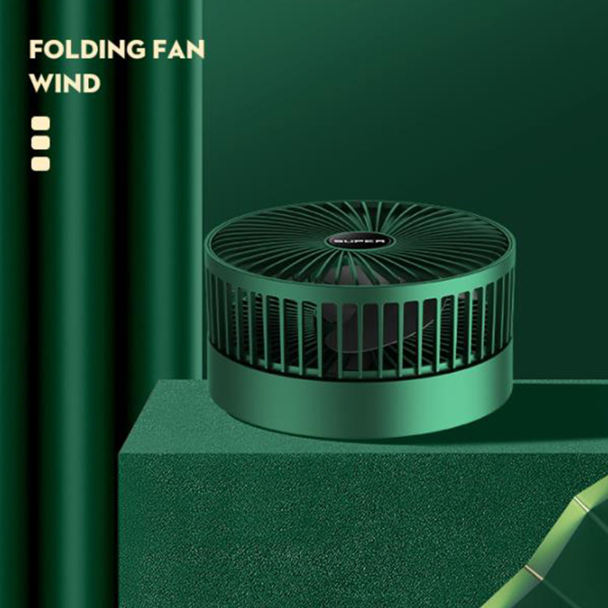Ein grüner, runder Ventilator steht auf einem grünen Podest vor dunklem Hintergrund.