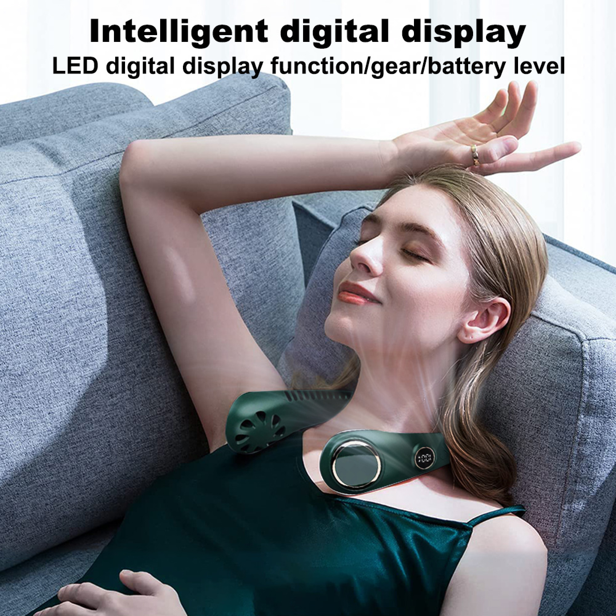 Eine Frau liegt auf einem Sofa und trägt einen Nackenfächer mit digitaler Anzeige.