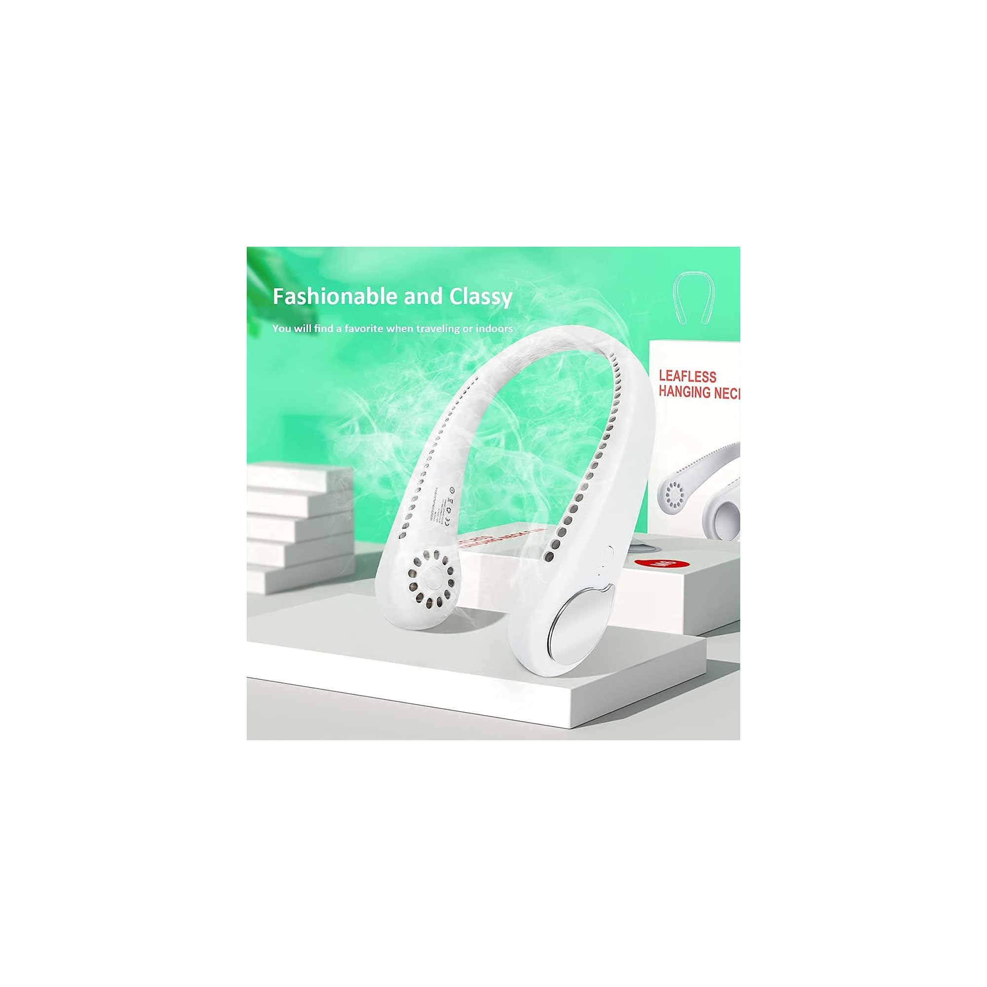 Ein weißer Nackenventilator auf einer weißen Plattform mit grünem Hintergrund.
