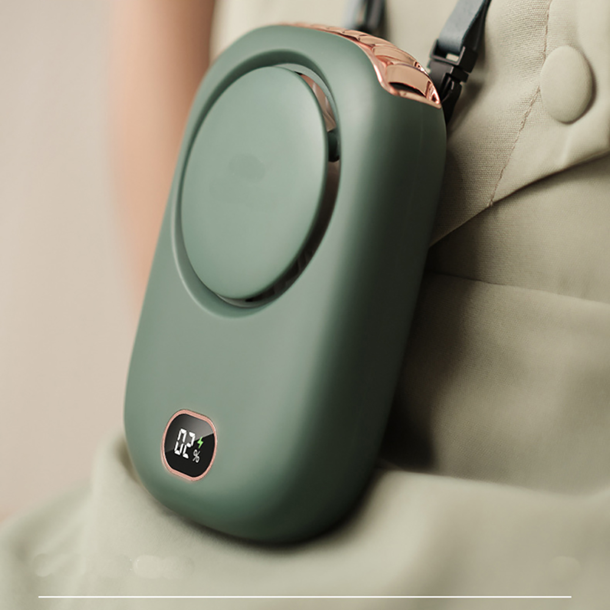 Ein grüner Nackenventilator mit einem digitalen Display, das 02% anzeigt.