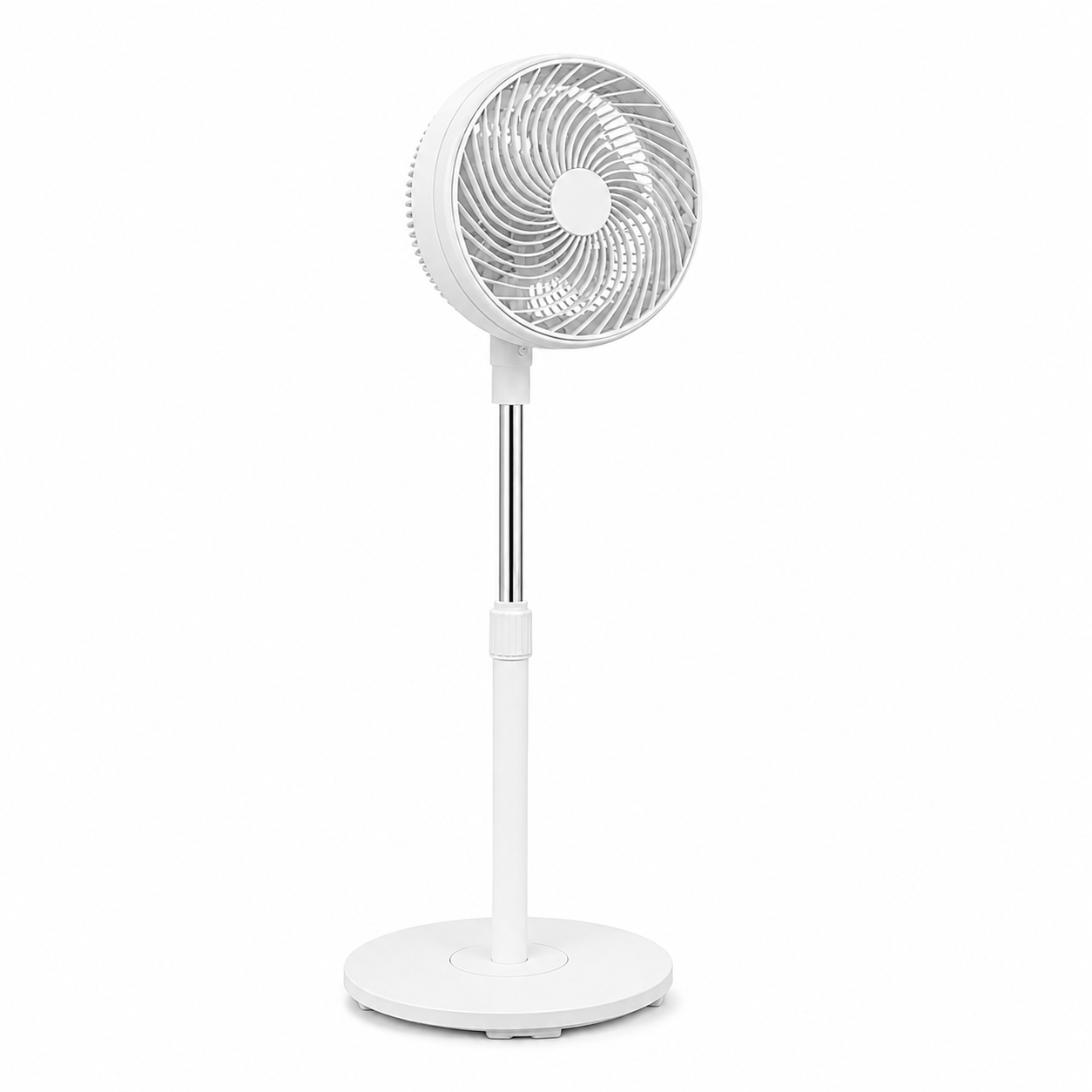 Un ventilador de pie blanco con un poste plateado y base redonda.