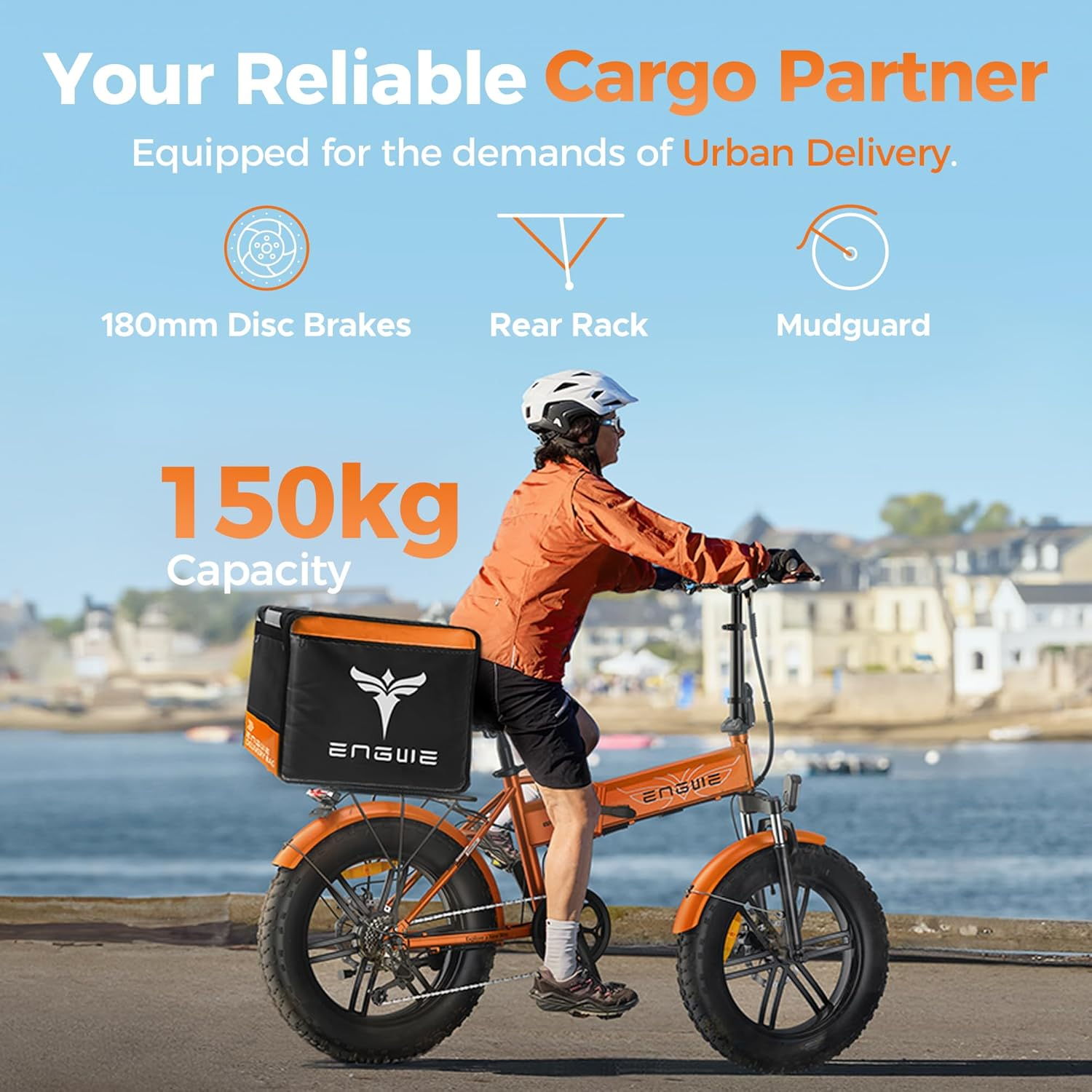 Un hombre monta una bicicleta de carga naranja con una bolsa negra, el mar al fondo.